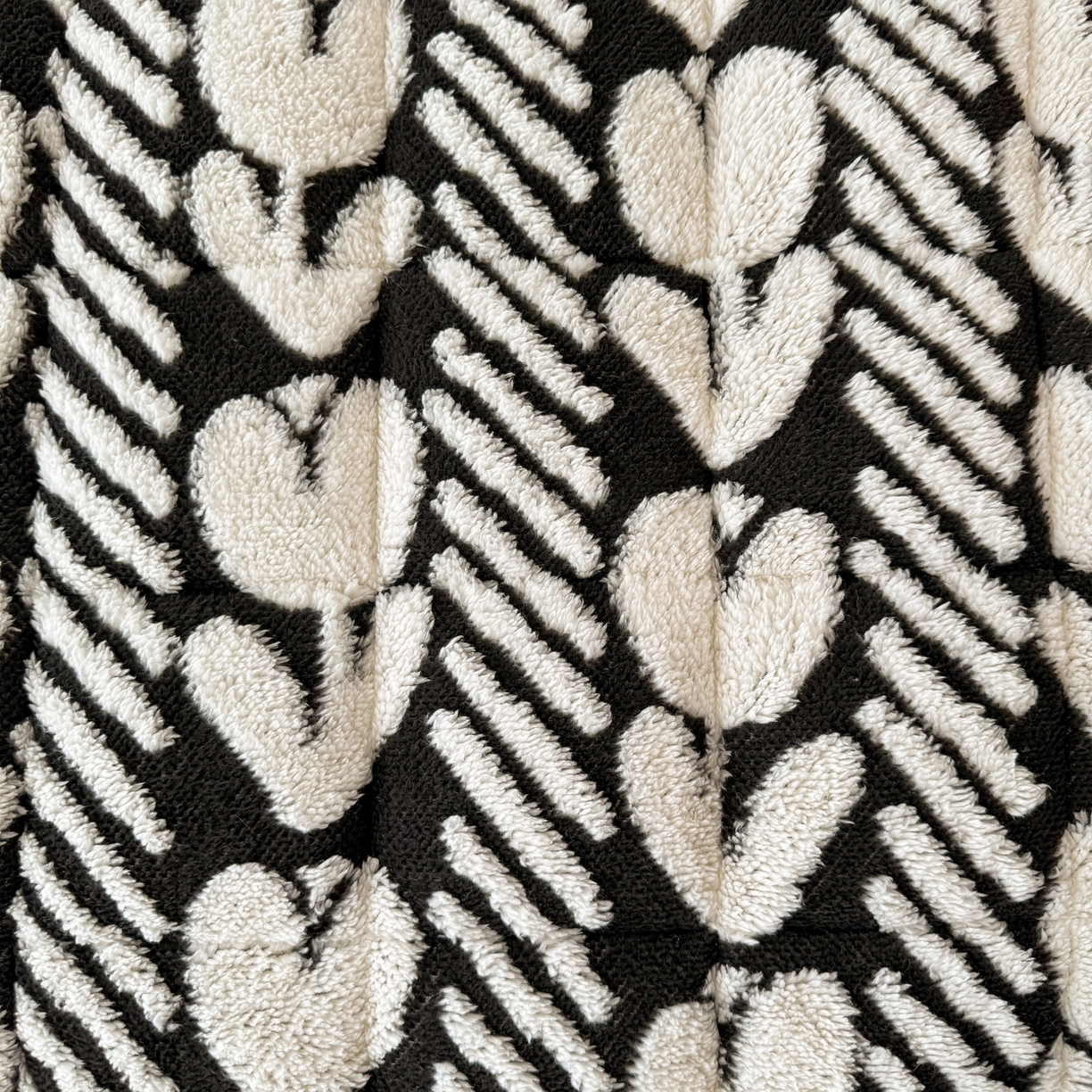 91家纺网 家纺一手货源 找家纺 LIFE.丽芙 2025秋冬新款色纱提花舒棉绒加厚夹棉单床笠款床垫子保护套保暖床罩子三件套 郁金香-黑白