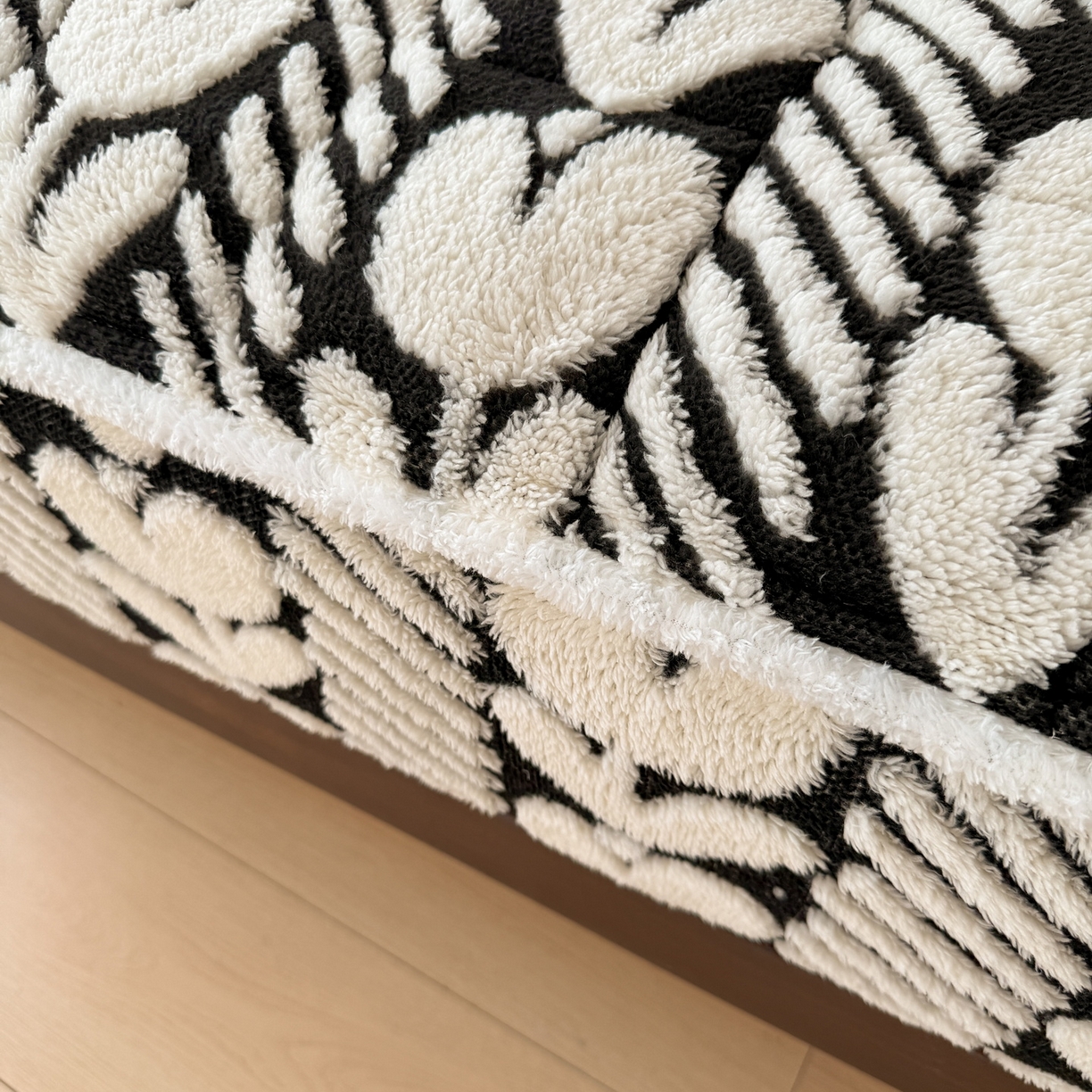 91家纺网 家纺一手货源 找家纺 LIFE.丽芙 2025秋冬新款色纱提花舒棉绒加厚夹棉单床笠款床垫子保护套保暖床罩子三件套 郁金香-黑白