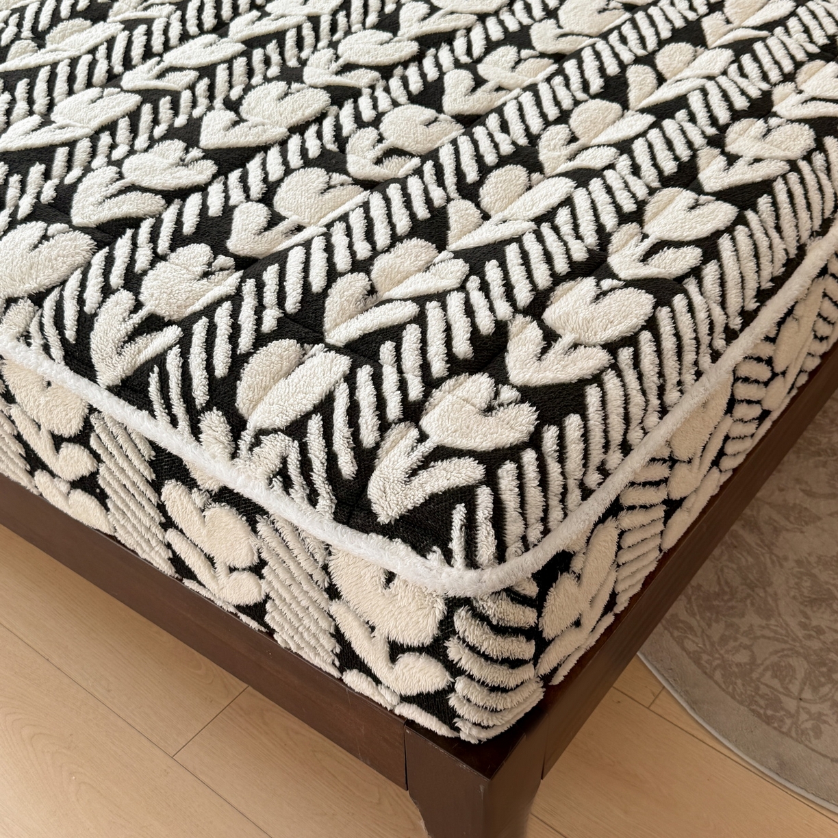 91家纺网 家纺一手货源 找家纺 LIFE.丽芙 2025秋冬新款色纱提花舒棉绒加厚夹棉单床笠款床垫子保护套保暖床罩子三件套 郁金香-黑白