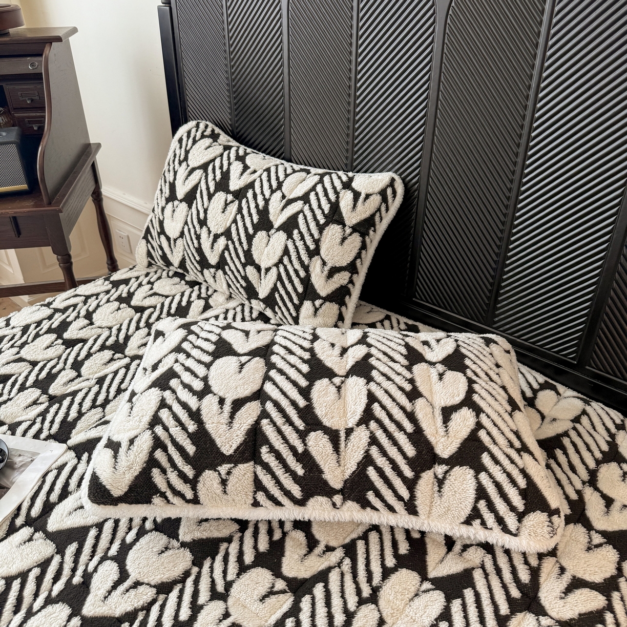 91家纺网 家纺一手货源 找家纺 LIFE.丽芙 2025秋冬新款色纱提花舒棉绒加厚夹棉单床笠款床垫子保护套保暖床罩子三件套 郁金香-黑白