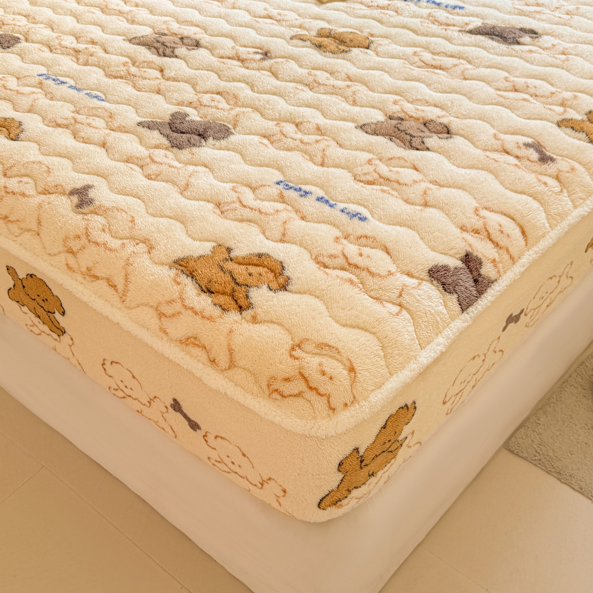 91家纺网 家纺一手货源 找家纺 LIFE.丽芙 2025秋冬新款北极绒加厚夹棉单床笠款床垫子保护套牛奶绒保暖床罩子三件套 追逐-黄