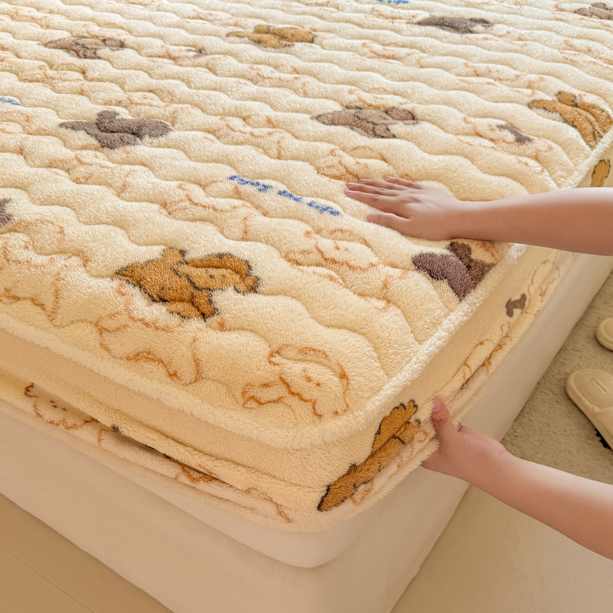 91家纺网 家纺一手货源 找家纺 LIFE.丽芙 2025秋冬新款北极绒加厚夹棉单床笠款床垫子保护套牛奶绒保暖床罩子三件套 追逐-黄