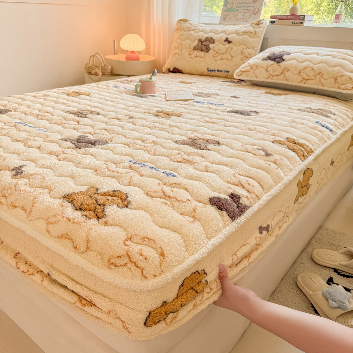 91家纺网 家纺一手货源 找家纺 LIFE.丽芙 2025秋冬新款北极绒加厚夹棉单床笠款床垫子保护套牛奶绒保暖床罩子三件套 追逐-黄