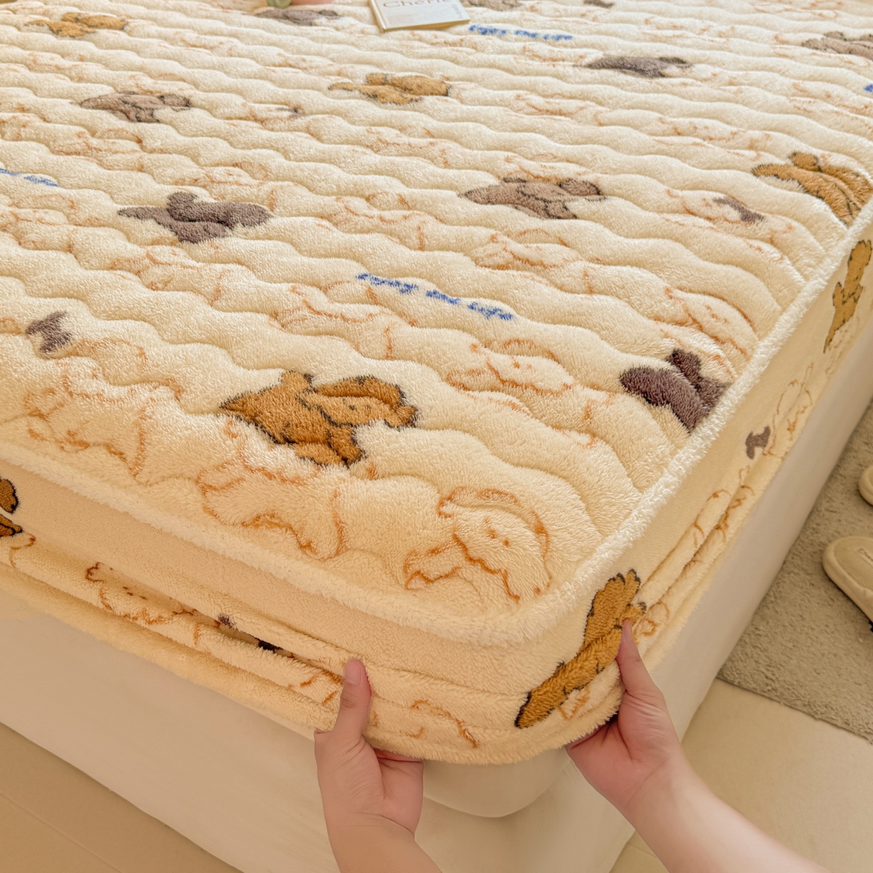 91家纺网 家纺一手货源 找家纺 LIFE.丽芙 2025秋冬新款北极绒加厚夹棉单床笠款床垫子保护套牛奶绒保暖床罩子三件套 追逐-黄