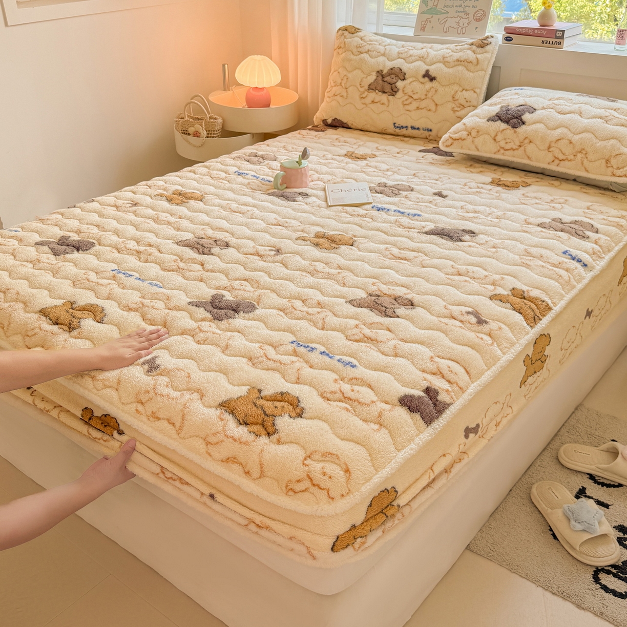 91家纺网 家纺一手货源 找家纺 LIFE.丽芙 2025秋冬新款北极绒加厚夹棉单床笠款床垫子保护套牛奶绒保暖床罩子三件套 追逐-黄