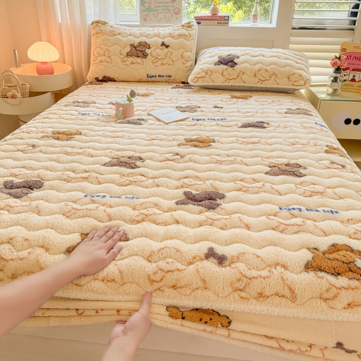 91家纺网 家纺一手货源 找家纺 LIFE.丽芙 2025秋冬新款北极绒加厚夹棉单床笠款床垫子保护套牛奶绒保暖床罩子三件套 追逐-黄