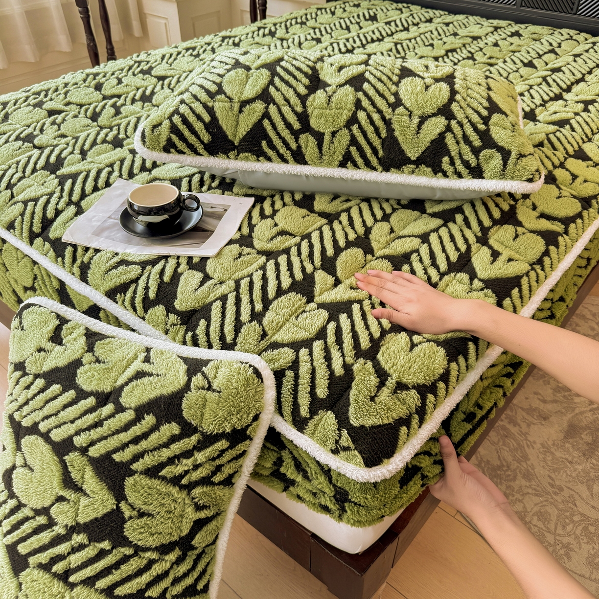 91家纺网 家纺一手货源 找家纺 LIFE.丽芙 2025秋冬新款色纱提花舒棉绒加厚夹棉单床笠款床垫子保护套保暖床罩子三件套 郁金香-草绿