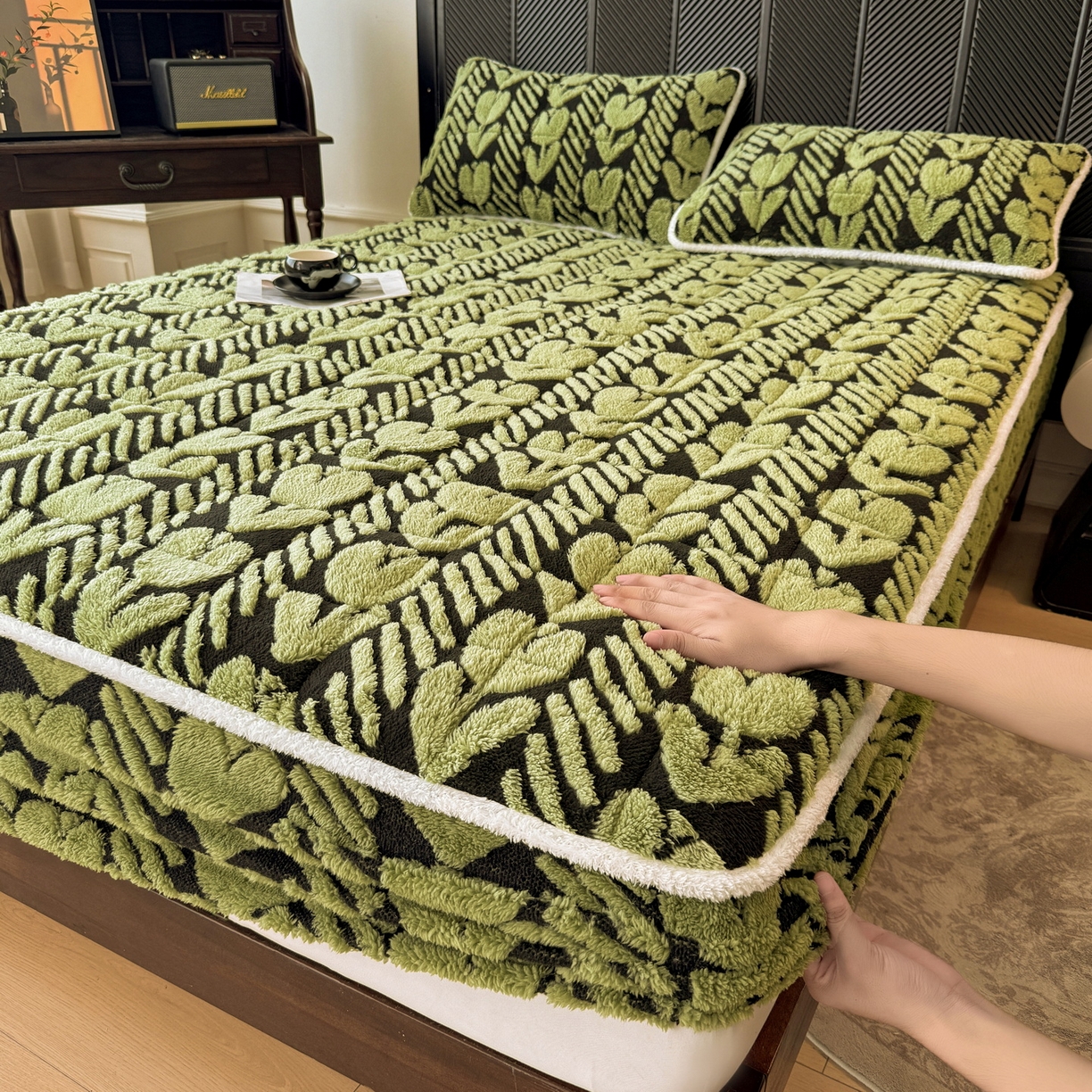 91家纺网 家纺一手货源 找家纺 LIFE.丽芙 2025秋冬新款色纱提花舒棉绒加厚夹棉单床笠款床垫子保护套保暖床罩子三件套 郁金香-草绿