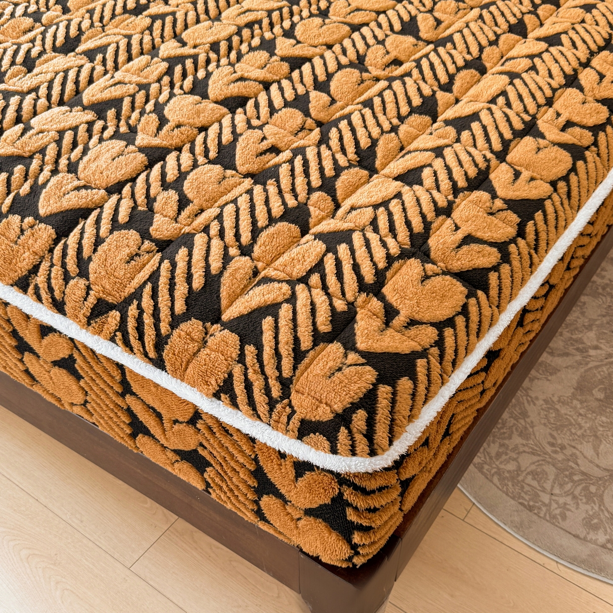 91家纺网 家纺一手货源 找家纺 LIFE.丽芙 2025秋冬新款色纱提花舒棉绒加厚夹棉单床笠款床垫子保护套保暖床罩子三件套 郁金香-黄棕