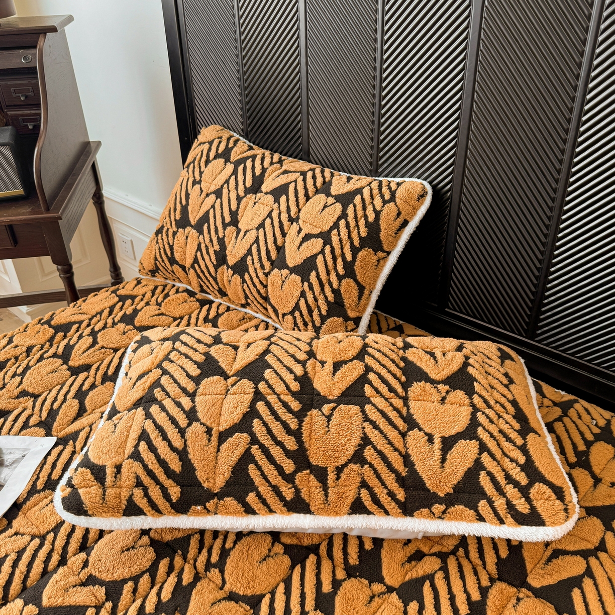 91家纺网 家纺一手货源 找家纺 LIFE.丽芙 2025秋冬新款色纱提花舒棉绒加厚夹棉单床笠款床垫子保护套保暖床罩子三件套 郁金香-黄棕