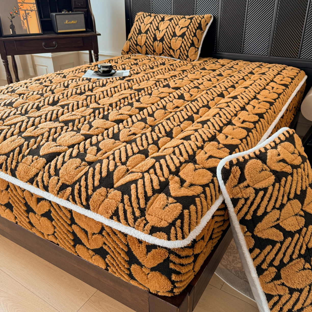 91家纺网 家纺一手货源 找家纺 LIFE.丽芙 2025秋冬新款色纱提花舒棉绒加厚夹棉单床笠款床垫子保护套保暖床罩子三件套 郁金香-黄棕