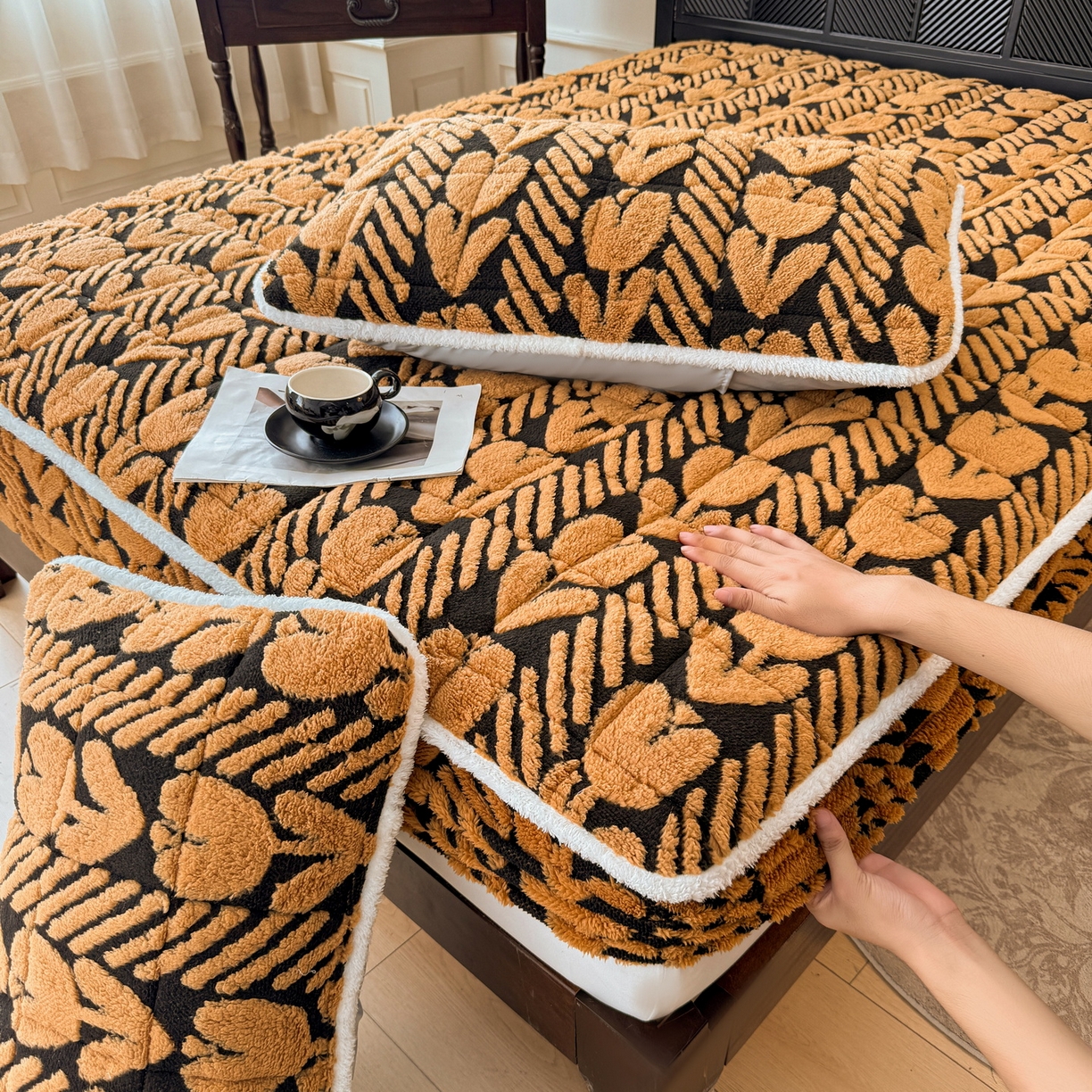 91家纺网 家纺一手货源 找家纺 LIFE.丽芙 2025秋冬新款色纱提花舒棉绒加厚夹棉单床笠款床垫子保护套保暖床罩子三件套 郁金香-黄棕