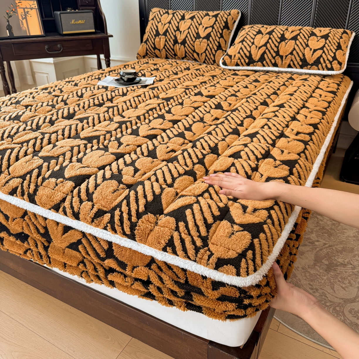 91家纺网 家纺一手货源 找家纺 LIFE.丽芙 2025秋冬新款色纱提花舒棉绒加厚夹棉单床笠款床垫子保护套保暖床罩子三件套 郁金香-黄棕