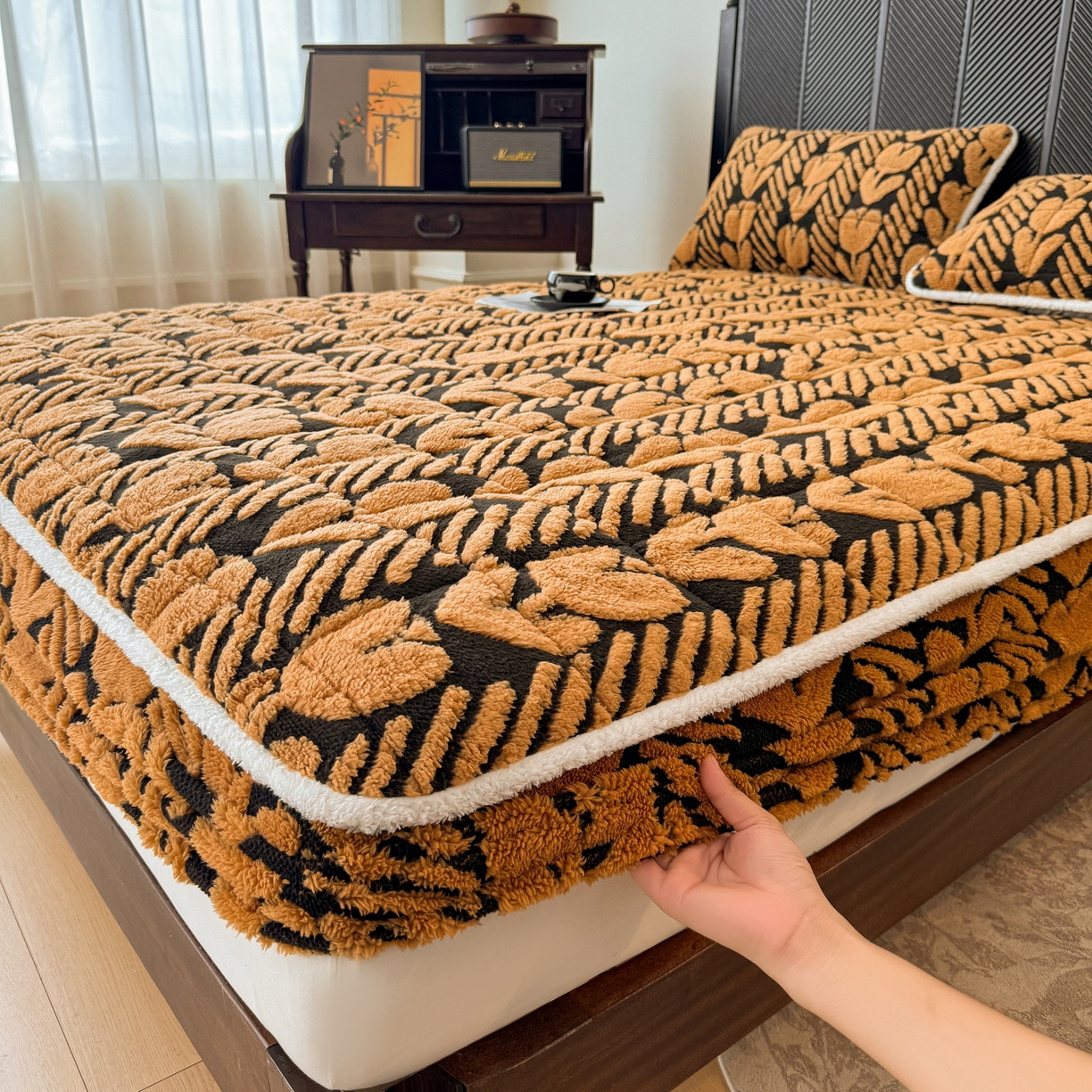 91家纺网 家纺一手货源 找家纺 LIFE.丽芙 2025秋冬新款色纱提花舒棉绒加厚夹棉单床笠款床垫子保护套保暖床罩子三件套 郁金香-黄棕