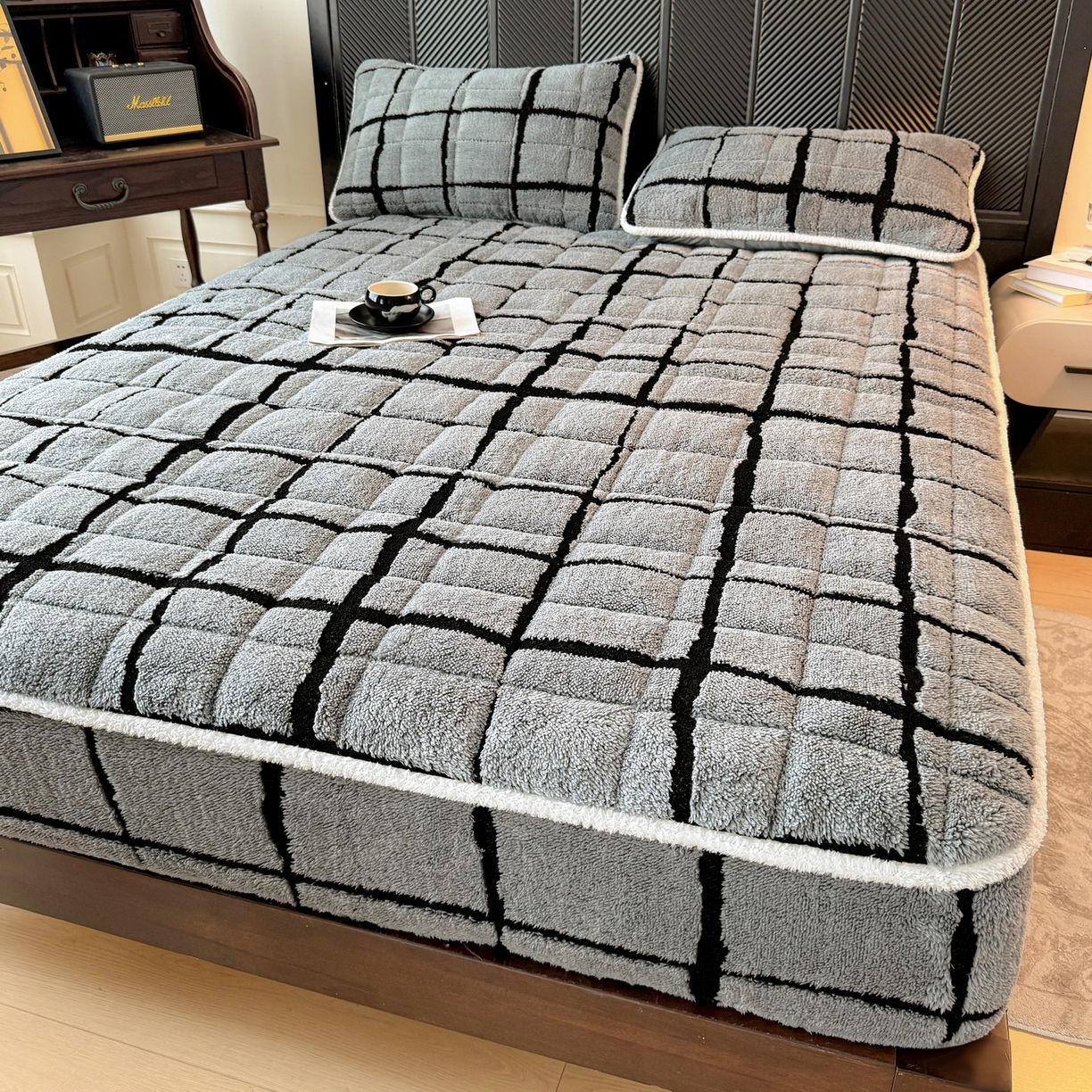 91家纺网 家纺一手货源 找家纺 LIFE.丽芙 2025秋冬新款色纱提花舒棉绒加厚夹棉单床笠款床垫子保护套保暖床罩子三件套 格调-灰色