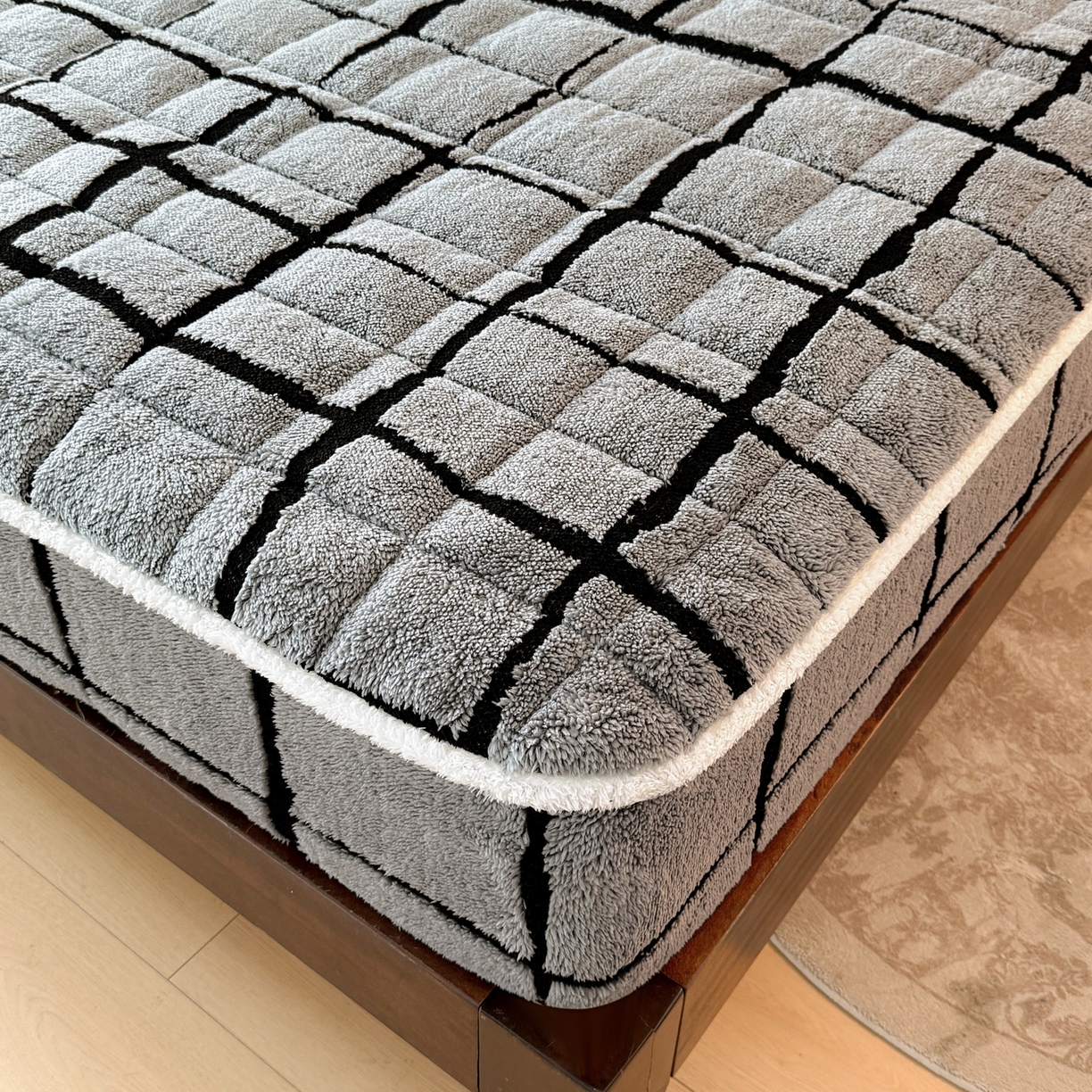 91家纺网 家纺一手货源 找家纺 LIFE.丽芙 2025秋冬新款色纱提花舒棉绒加厚夹棉单床笠款床垫子保护套保暖床罩子三件套 格调-灰色