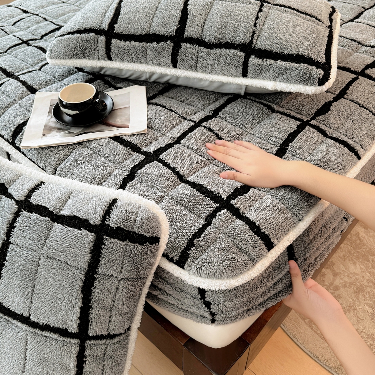 91家纺网 家纺一手货源 找家纺 LIFE.丽芙 2025秋冬新款色纱提花舒棉绒加厚夹棉单床笠款床垫子保护套保暖床罩子三件套 格调-灰色