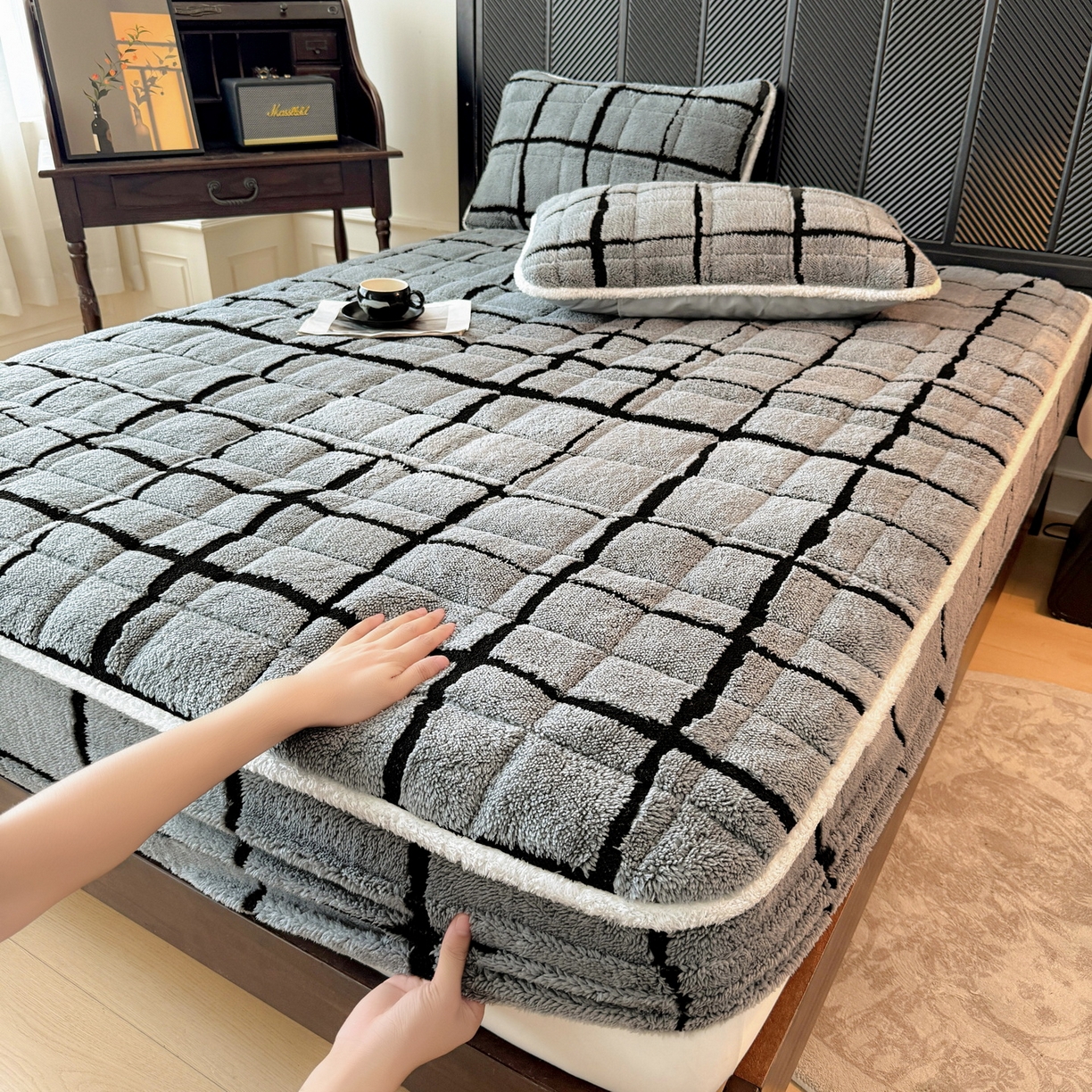 91家纺网 家纺一手货源 找家纺 LIFE.丽芙 2025秋冬新款色纱提花舒棉绒加厚夹棉单床笠款床垫子保护套保暖床罩子三件套 格调-灰色