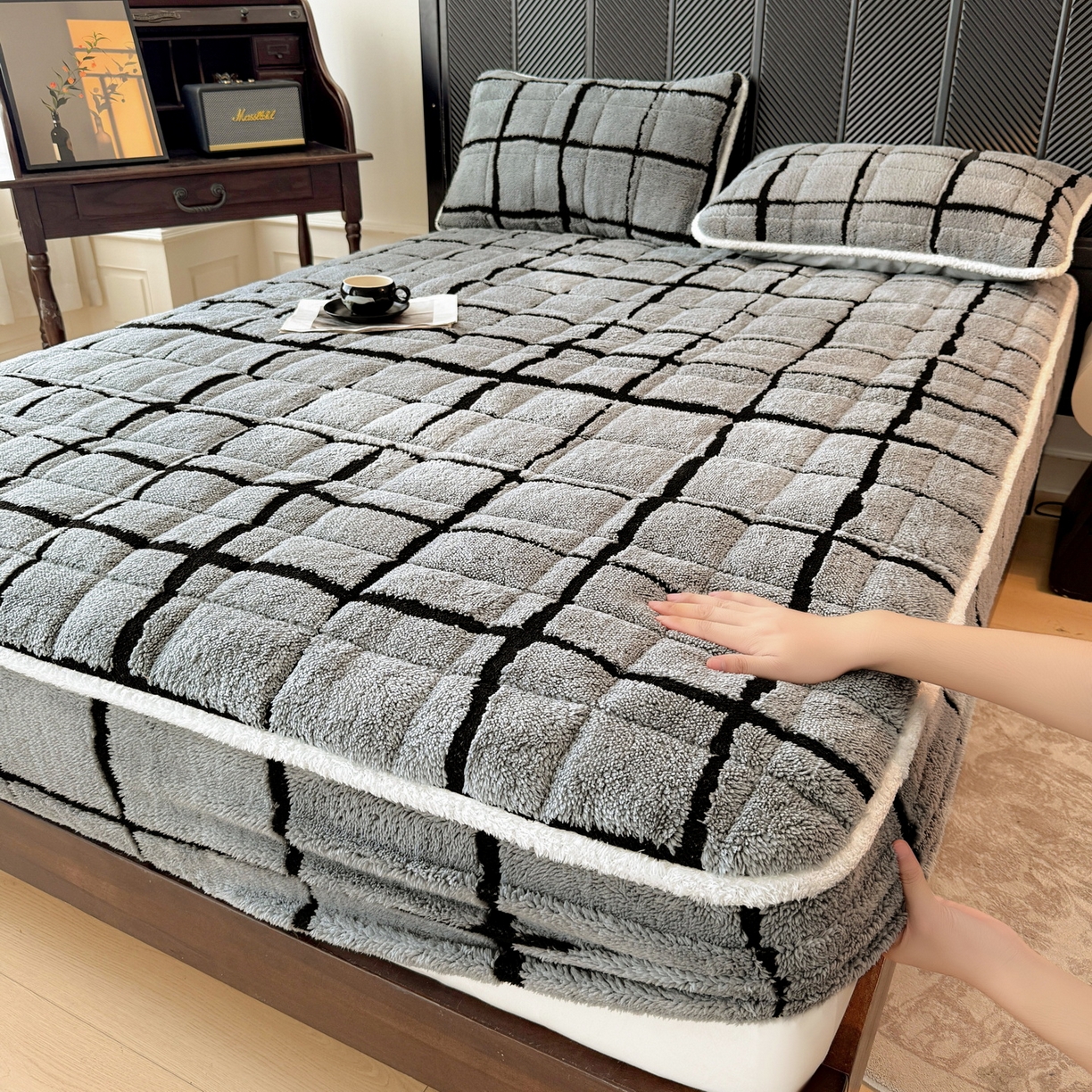 91家纺网 家纺一手货源 找家纺 LIFE.丽芙 2025秋冬新款色纱提花舒棉绒加厚夹棉单床笠款床垫子保护套保暖床罩子三件套 格调-灰色