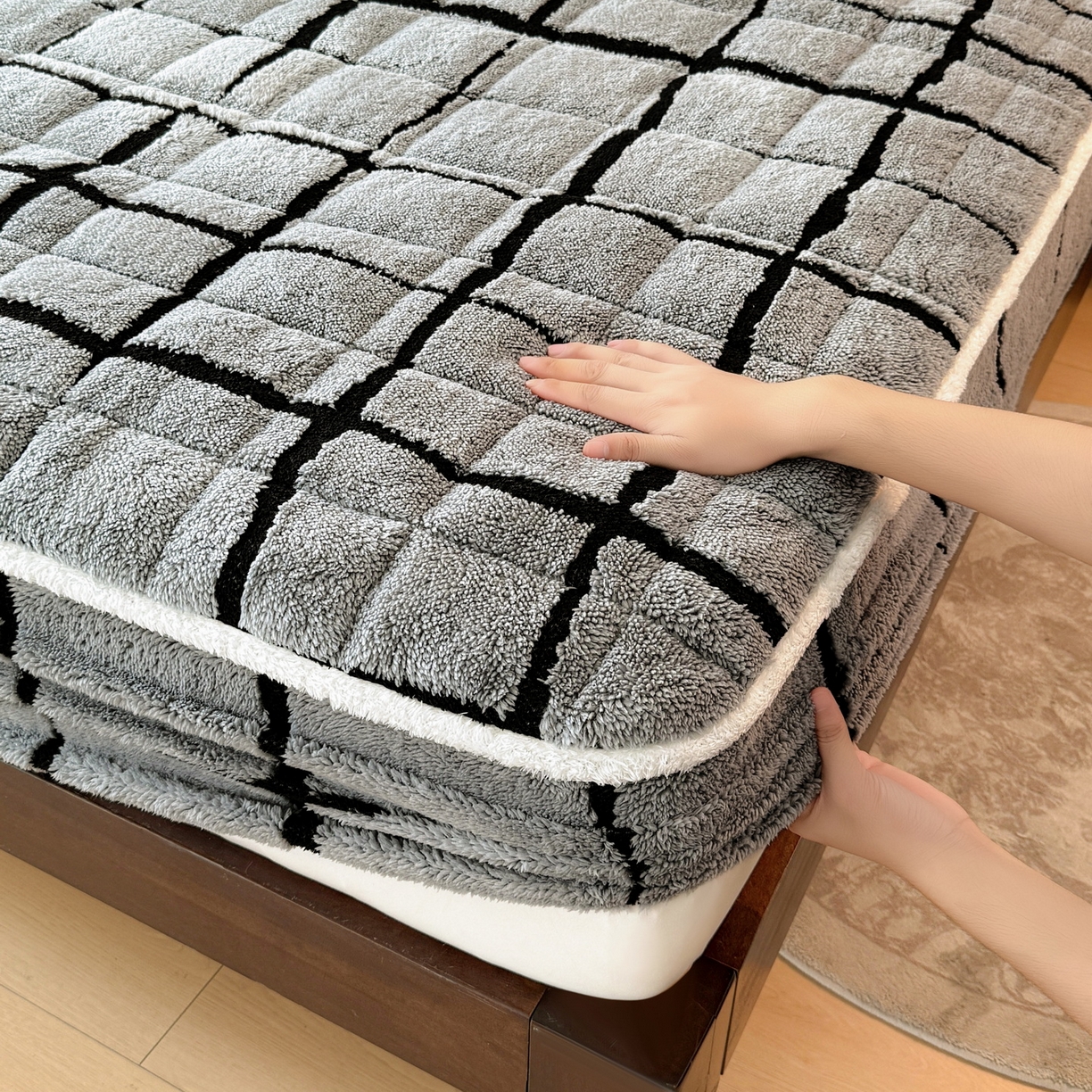 91家纺网 家纺一手货源 找家纺 LIFE.丽芙 2025秋冬新款色纱提花舒棉绒加厚夹棉单床笠款床垫子保护套保暖床罩子三件套 格调-灰色