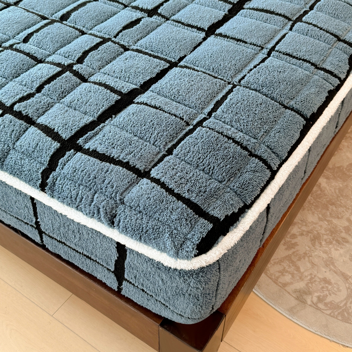 91家纺网 家纺一手货源 找家纺 LIFE.丽芙 2025秋冬新款色纱提花舒棉绒加厚夹棉单床笠款床垫子保护套保暖床罩子三件套 格调-蓝灰