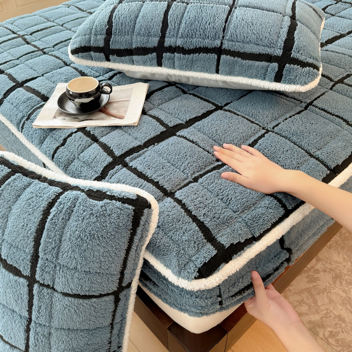 91家纺网 家纺一手货源 找家纺 LIFE.丽芙 2025秋冬新款色纱提花舒棉绒加厚夹棉单床笠款床垫子保护套保暖床罩子三件套 格调-蓝灰