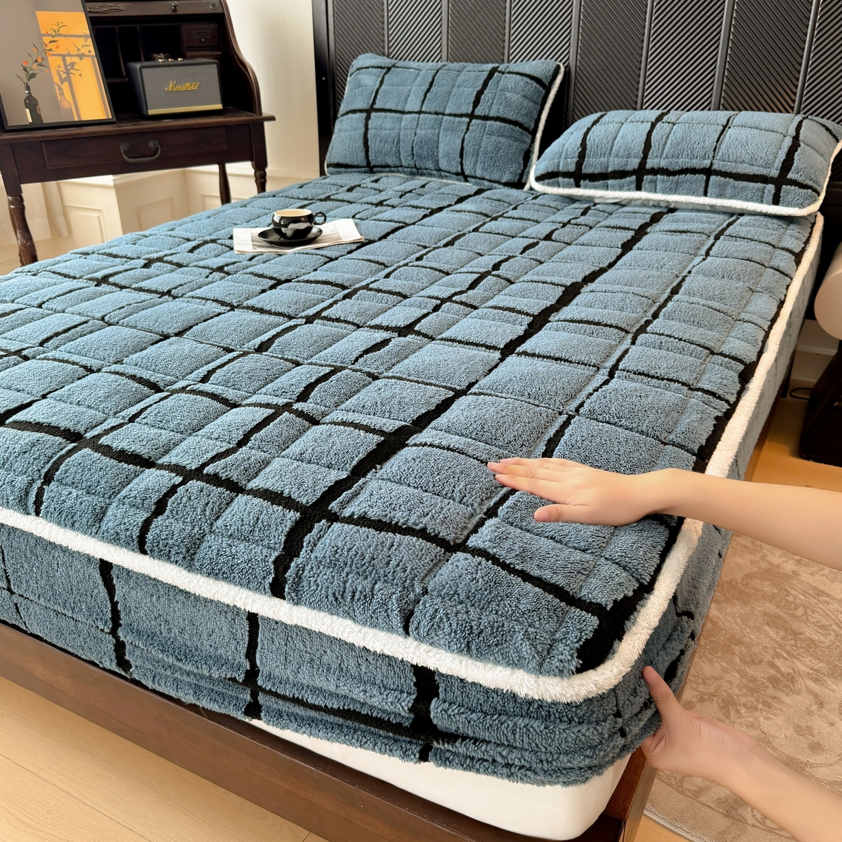 91家纺网 家纺一手货源 找家纺 LIFE.丽芙 2025秋冬新款色纱提花舒棉绒加厚夹棉单床笠款床垫子保护套保暖床罩子三件套 格调-蓝灰