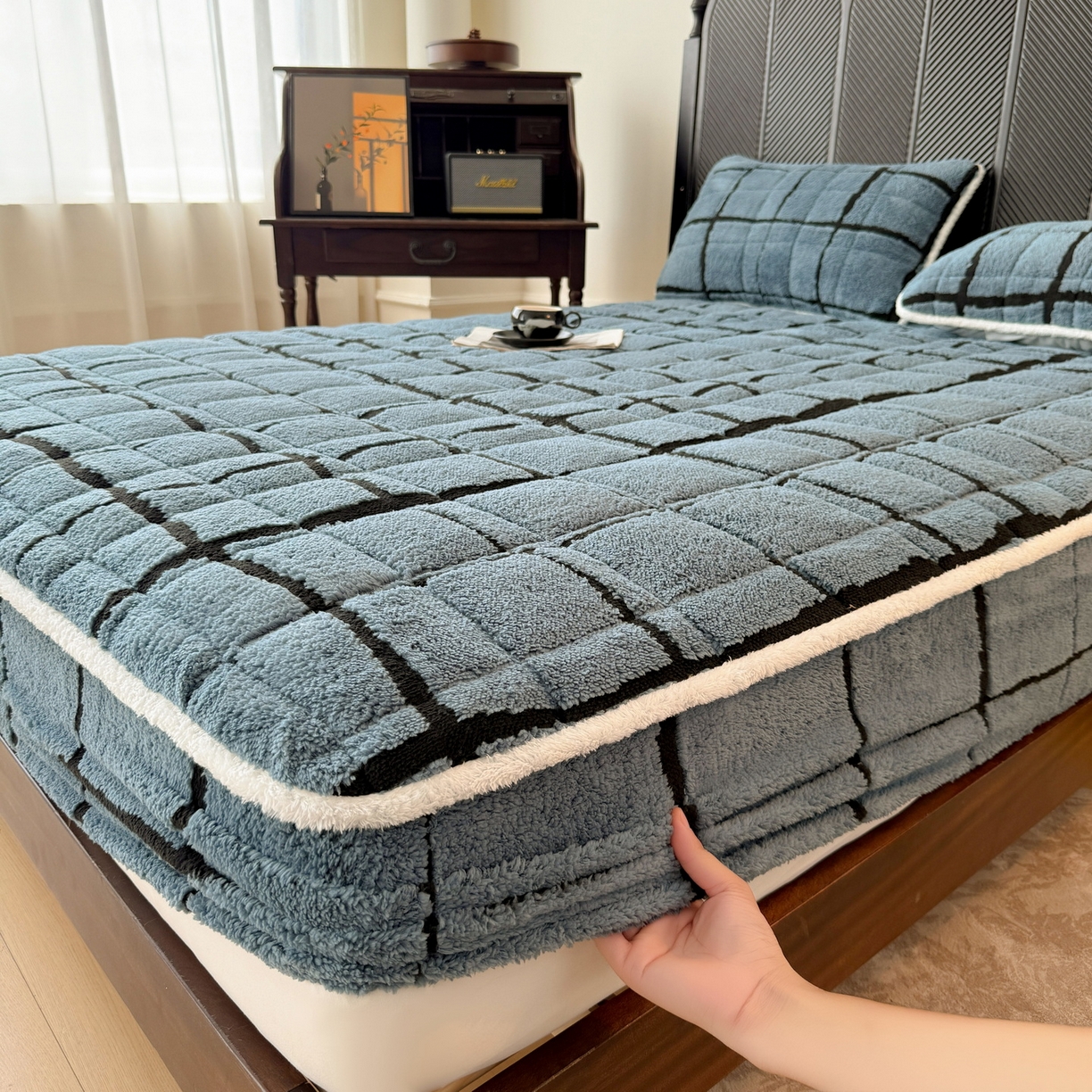 91家纺网 家纺一手货源 找家纺 LIFE.丽芙 2025秋冬新款色纱提花舒棉绒加厚夹棉单床笠款床垫子保护套保暖床罩子三件套 格调-蓝灰