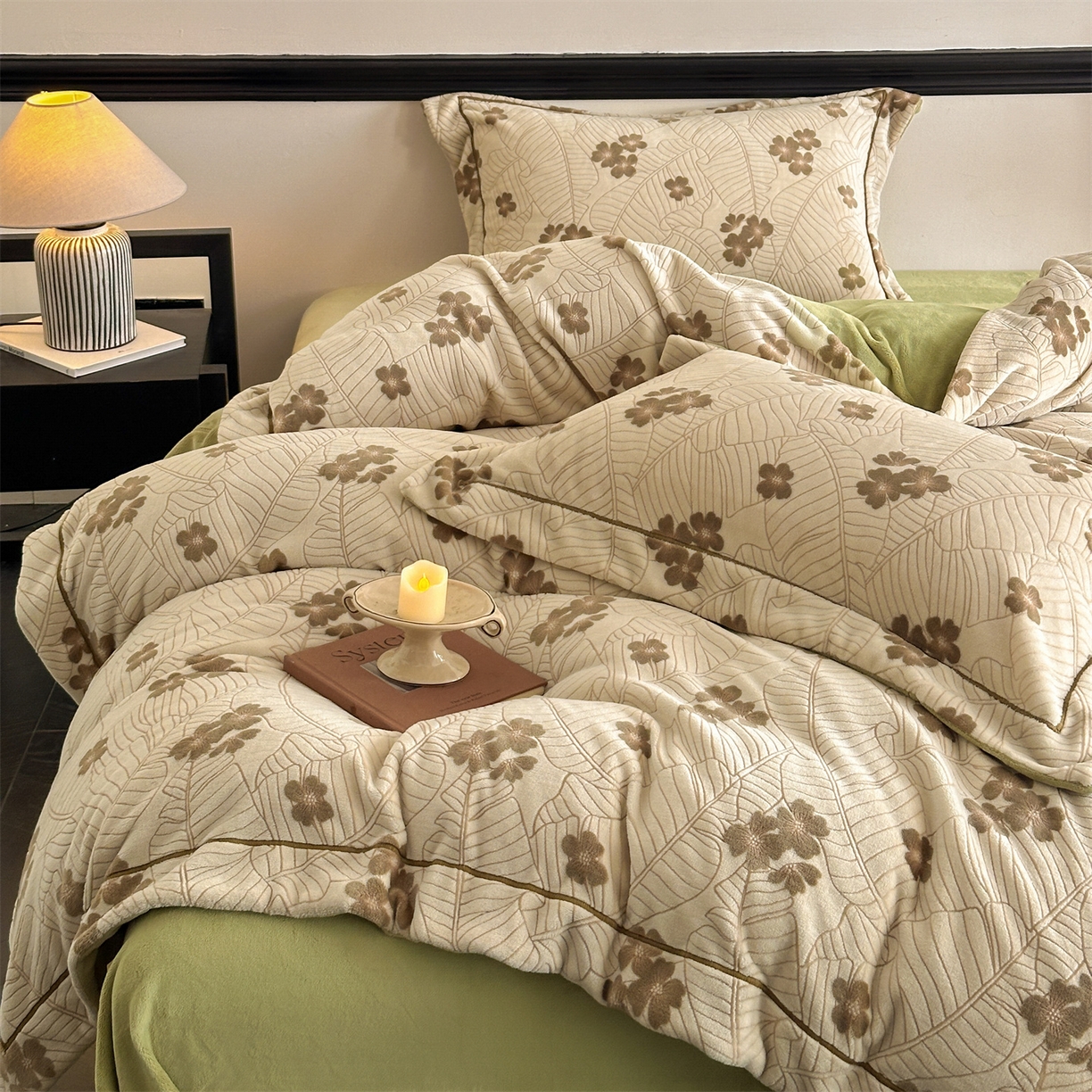 91家纺网 家纺一手货源 找家纺 盛秋家纺 2025新款佩拉着色烂花牛奶绒四件套【简约风格】 清新叶语-浅咖