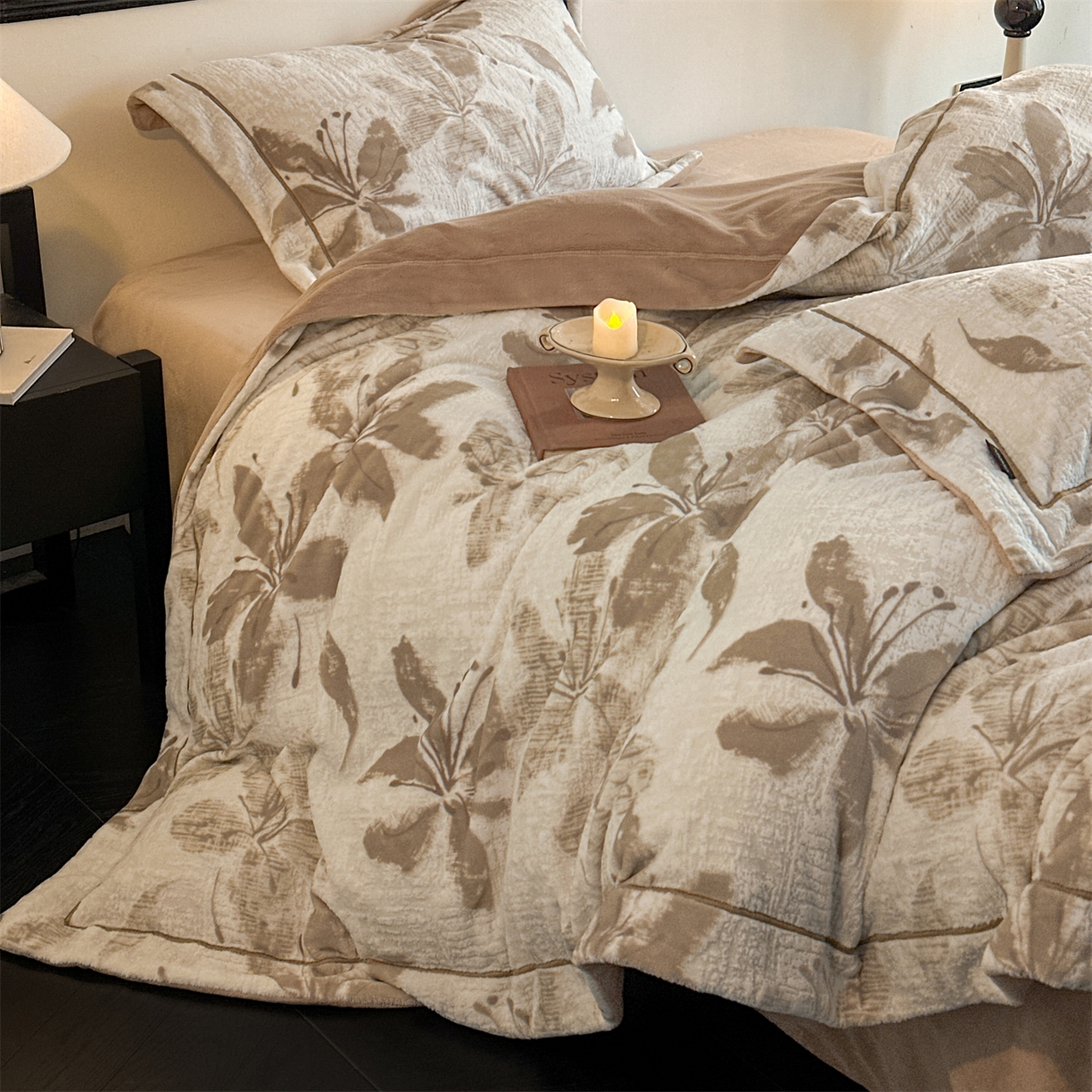 91家纺网 家纺一手货源 找家纺 盛秋家纺 2025新款佩拉着色烂花牛奶绒四件套【简约风格】 素影-浅咖