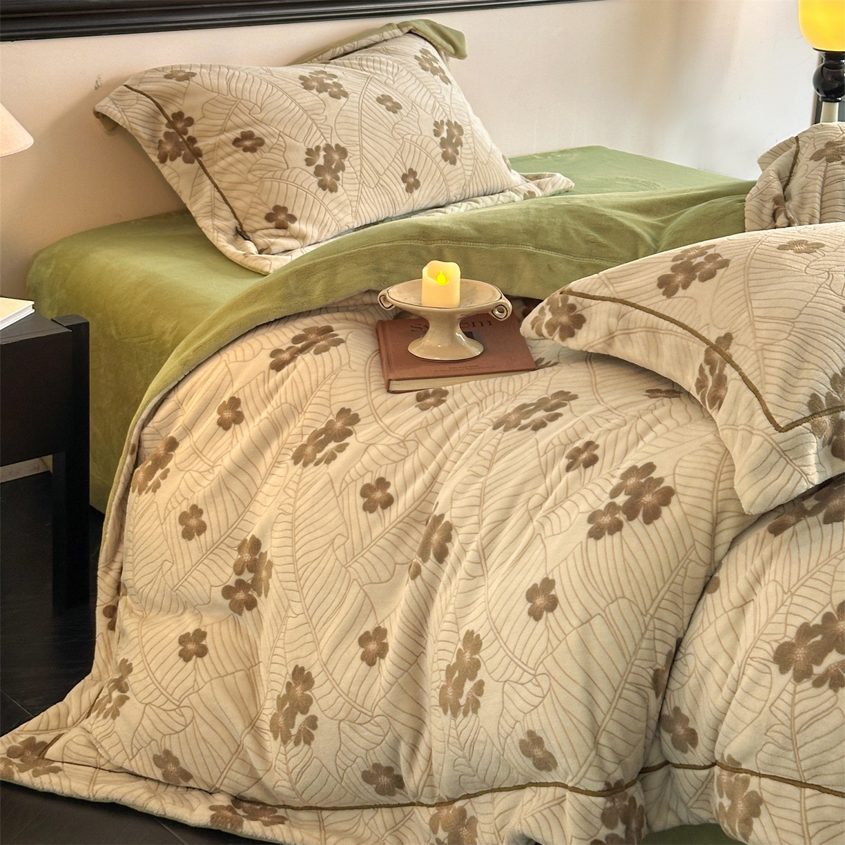 91家纺网 家纺一手货源 找家纺 盛秋家纺 2025新款佩拉着色烂花牛奶绒四件套【简约风格】 清新叶语-浅咖