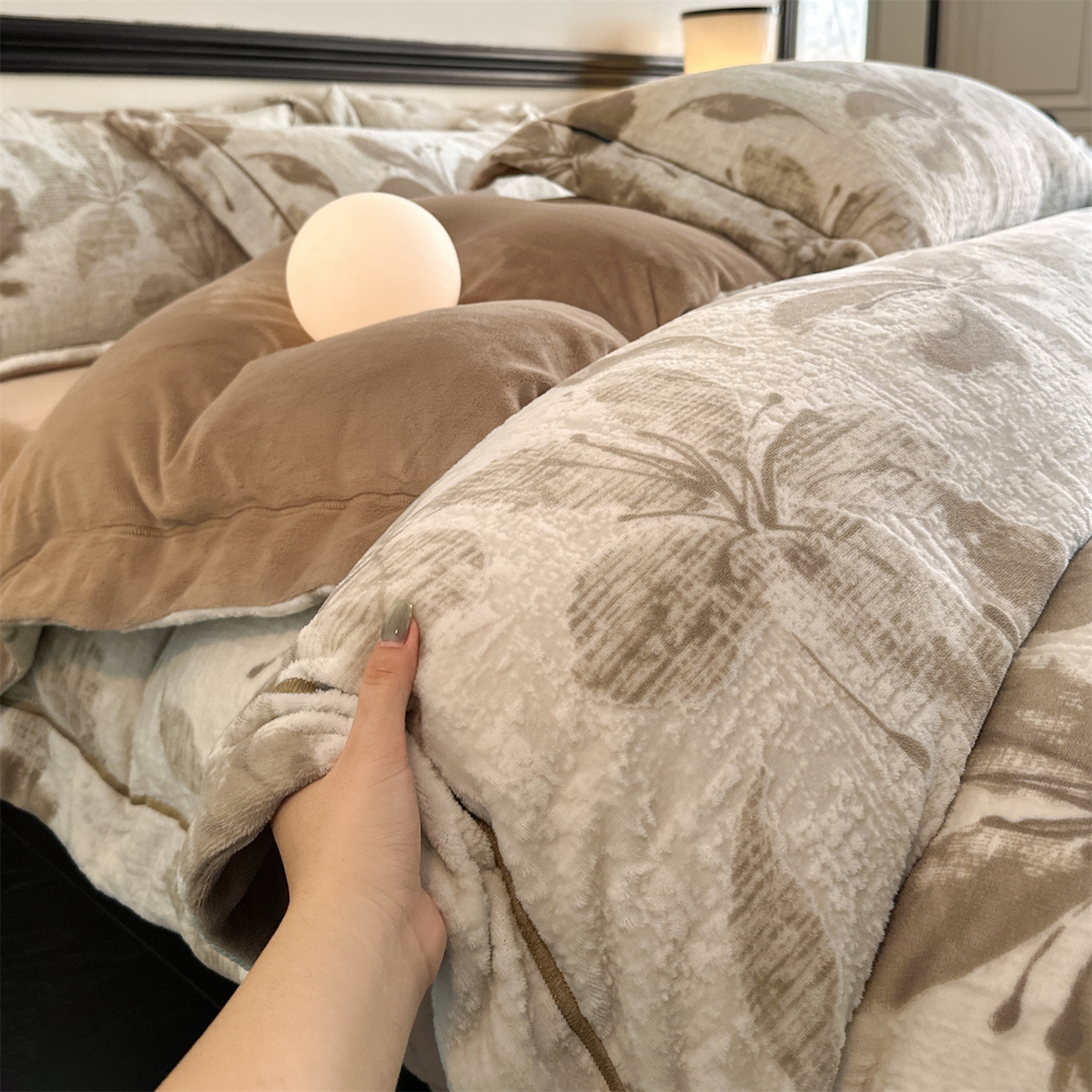 91家纺网 家纺一手货源 找家纺 盛秋家纺 2025新款佩拉着色烂花牛奶绒四件套【简约风格】 素影-浅咖