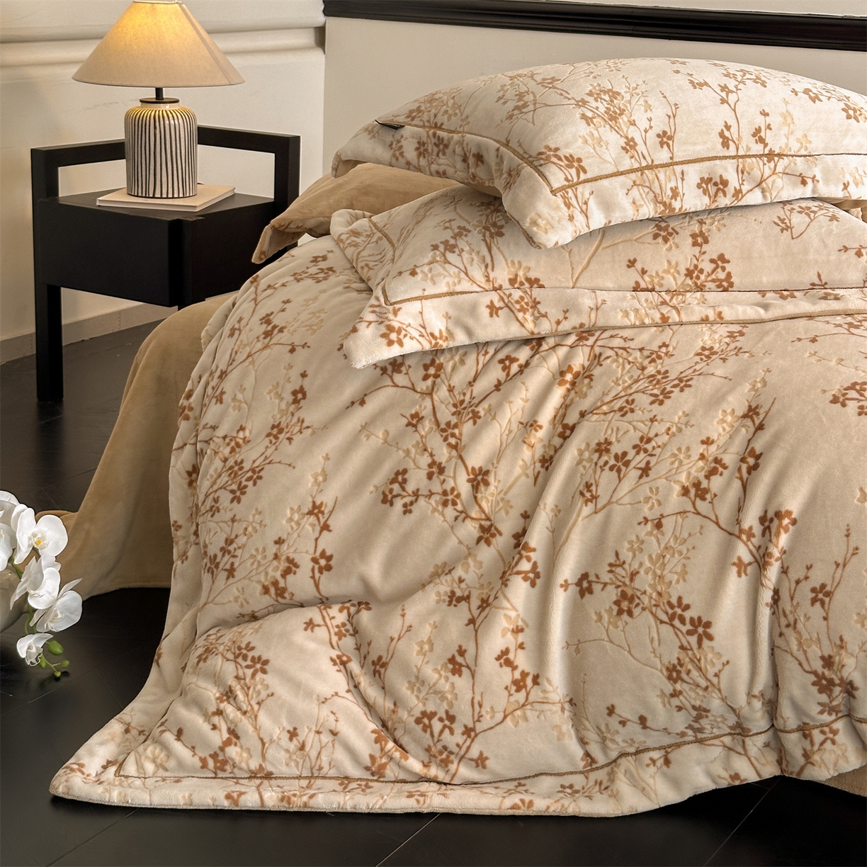 91家纺网 家纺一手货源 找家纺 盛秋家纺 2025新款佩拉着色烂花牛奶绒四件套【简约风格】 山茶花语-咖