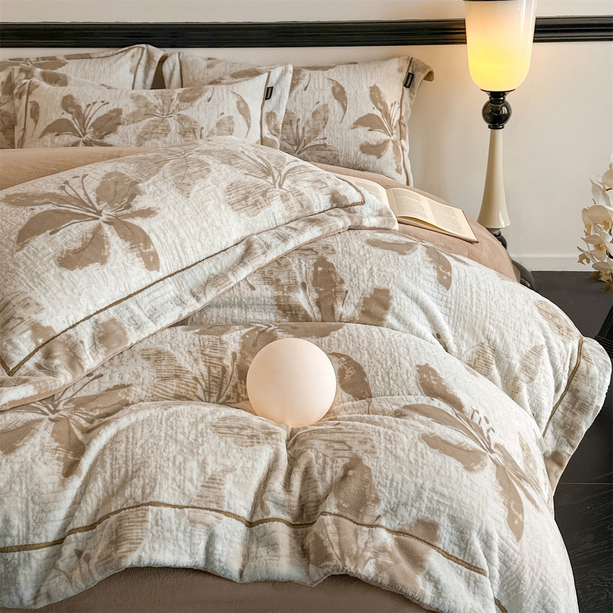 91家纺网 家纺一手货源 找家纺 盛秋家纺 2025新款佩拉着色烂花牛奶绒四件套【简约风格】 素影-浅咖