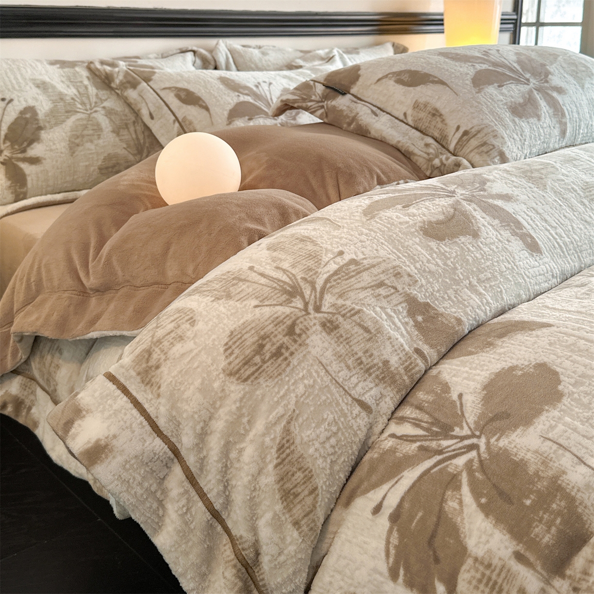 91家纺网 家纺一手货源 找家纺 盛秋家纺 2025新款佩拉着色烂花牛奶绒四件套【简约风格】 素影-浅咖