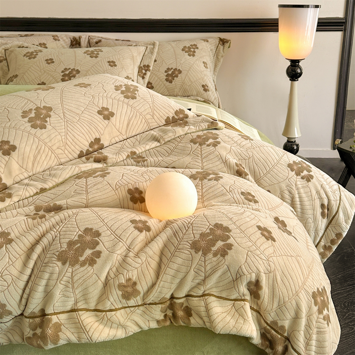 91家纺网 家纺一手货源 找家纺 盛秋家纺 2025新款佩拉着色烂花牛奶绒四件套【简约风格】 清新叶语-浅咖