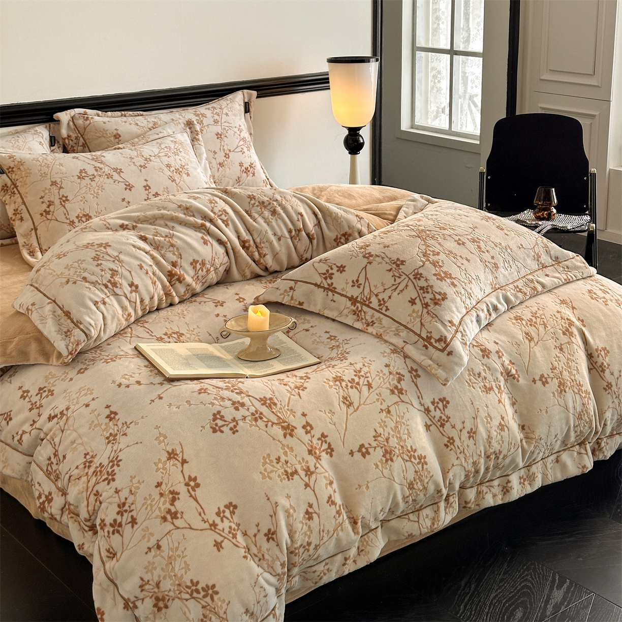 91家纺网 家纺一手货源 找家纺 盛秋家纺 2025新款佩拉着色烂花牛奶绒四件套【简约风格】 山茶花语-咖