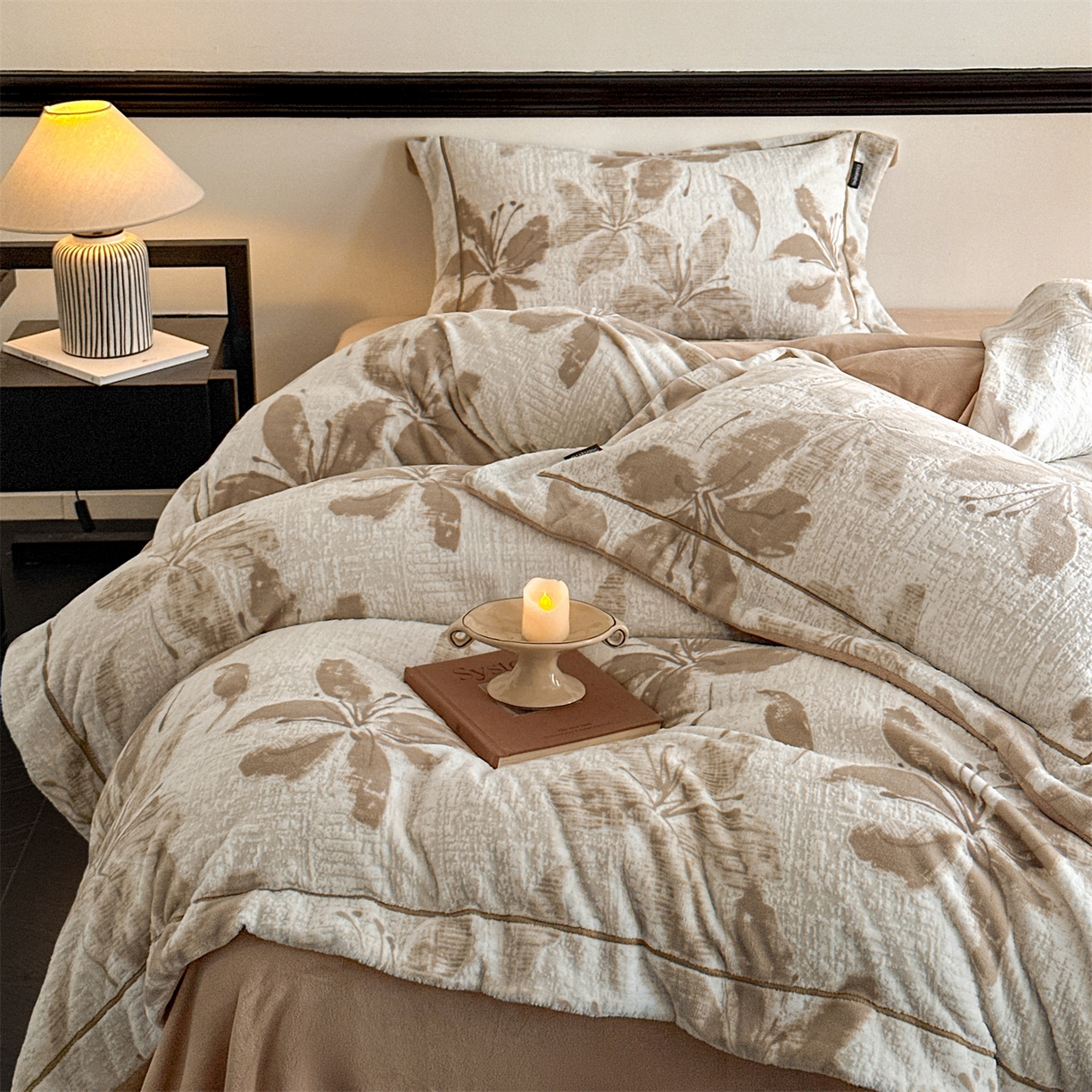 91家纺网 家纺一手货源 找家纺 盛秋家纺 2025新款佩拉着色烂花牛奶绒四件套【简约风格】 素影-浅咖