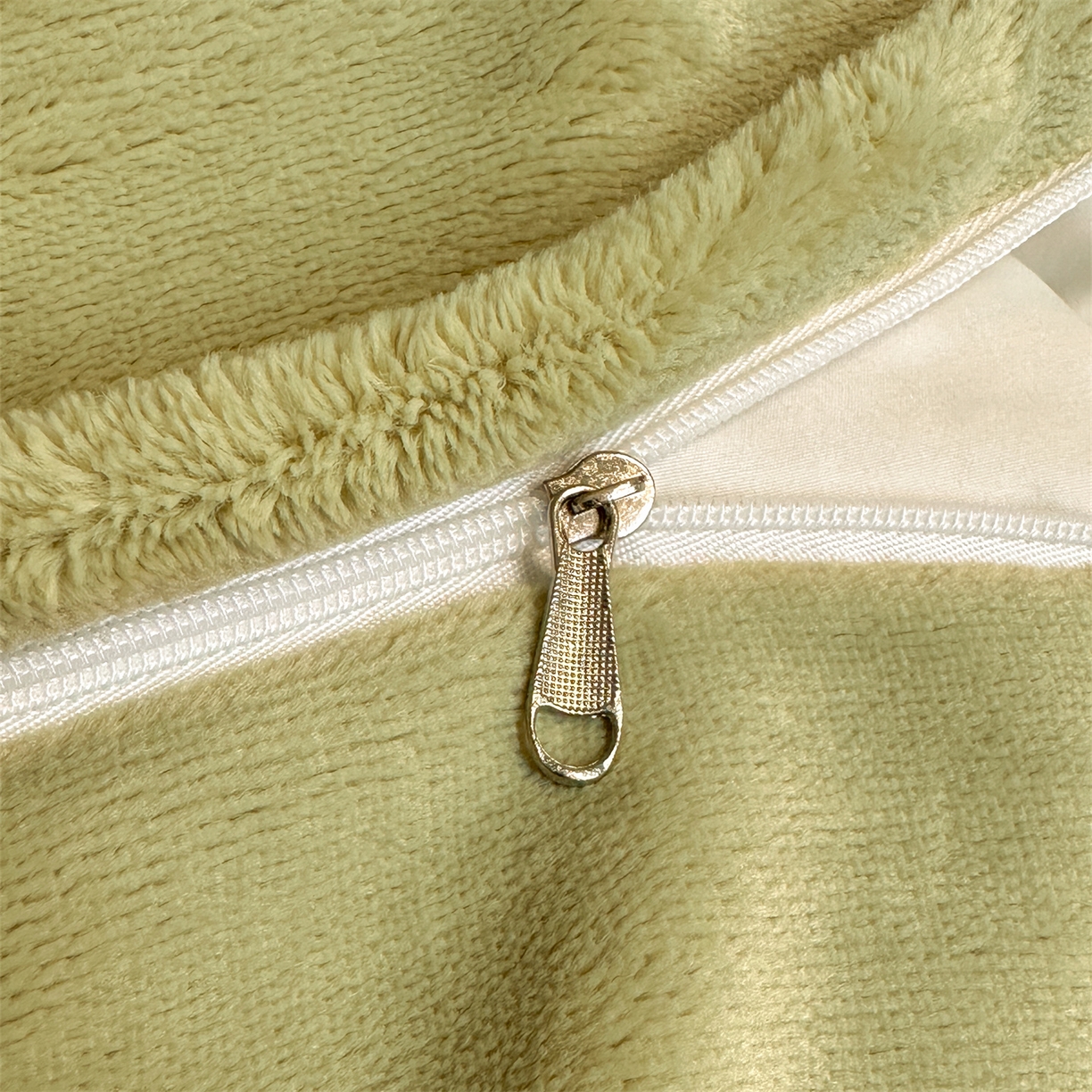 91家纺网 家纺一手货源 找家纺 盛秋家纺 2025新款佩拉着色烂花牛奶绒四件套【简约风格】 清新叶语-浅咖