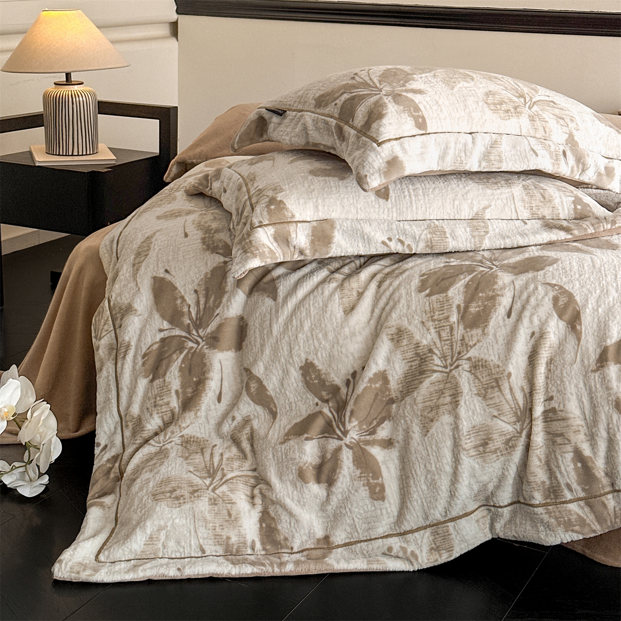 91家纺网 家纺一手货源 找家纺 盛秋家纺 2025新款佩拉着色烂花牛奶绒四件套【简约风格】 素影-浅咖