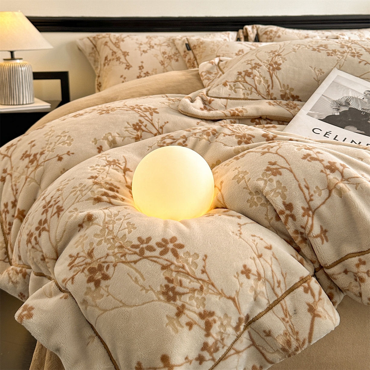 91家纺网 家纺一手货源 找家纺 盛秋家纺 2025新款佩拉着色烂花牛奶绒四件套【简约风格】 山茶花语-咖