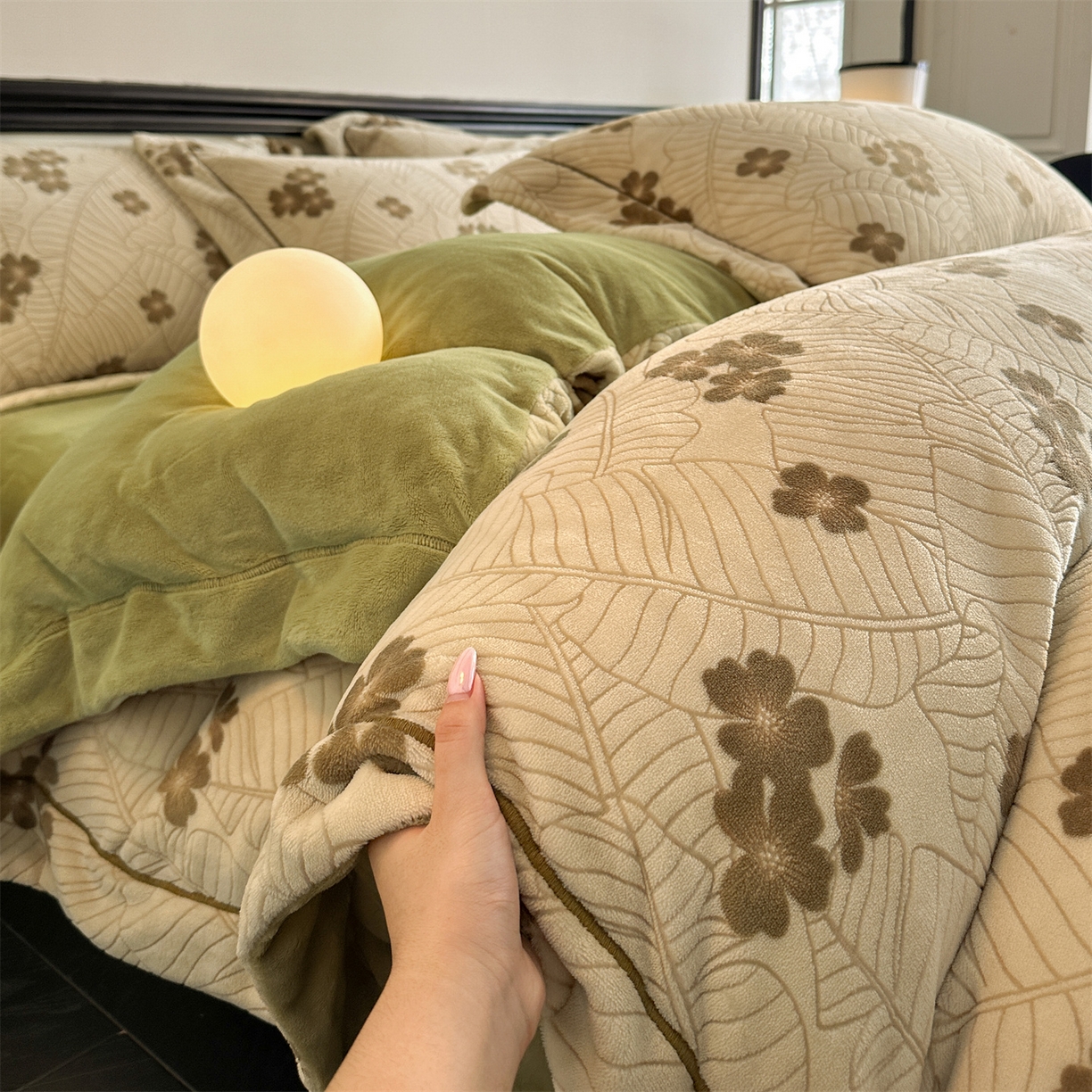 91家纺网 家纺一手货源 找家纺 盛秋家纺 2025新款佩拉着色烂花牛奶绒四件套【简约风格】 清新叶语-浅咖