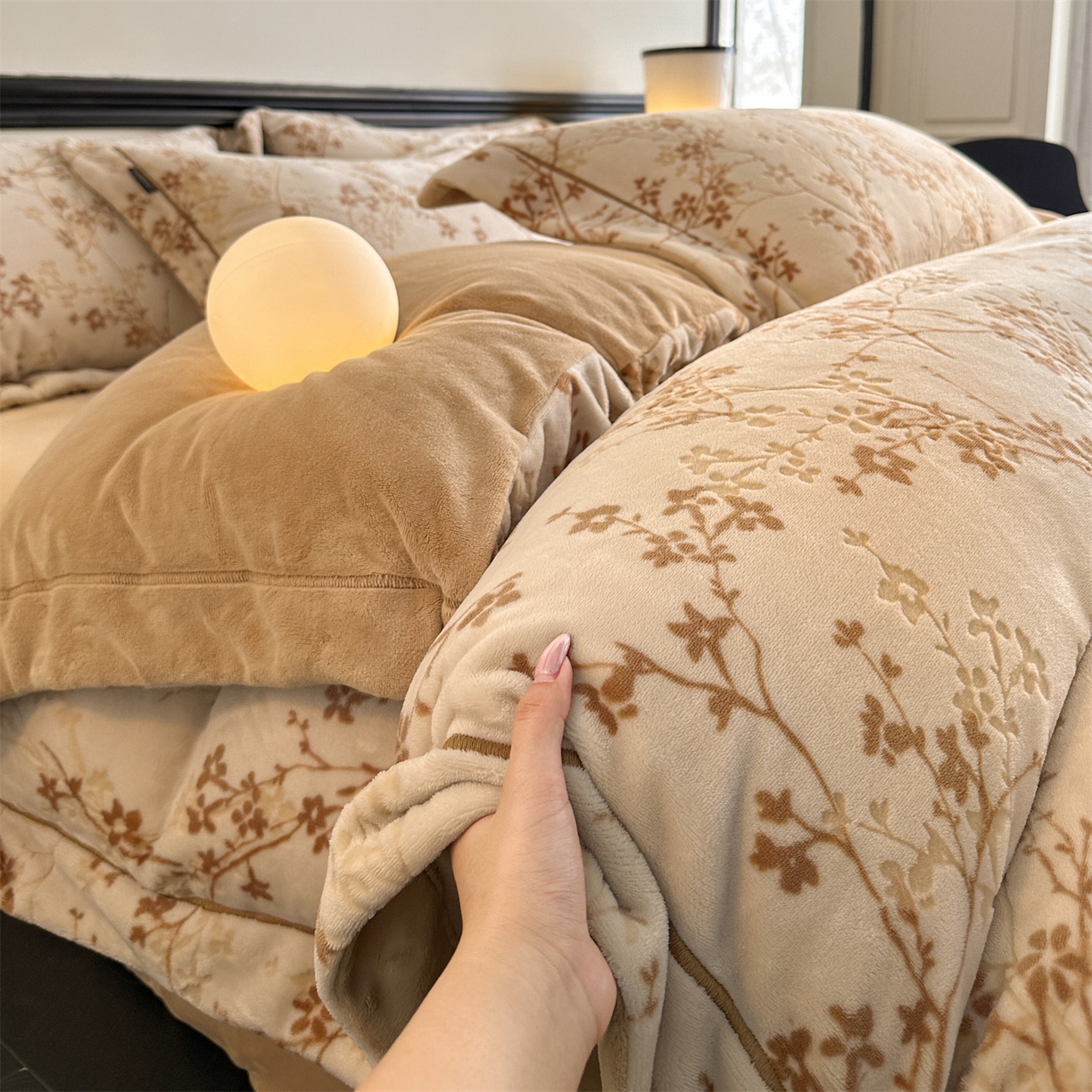 91家纺网 家纺一手货源 找家纺 盛秋家纺 2025新款佩拉着色烂花牛奶绒四件套【简约风格】 山茶花语-咖