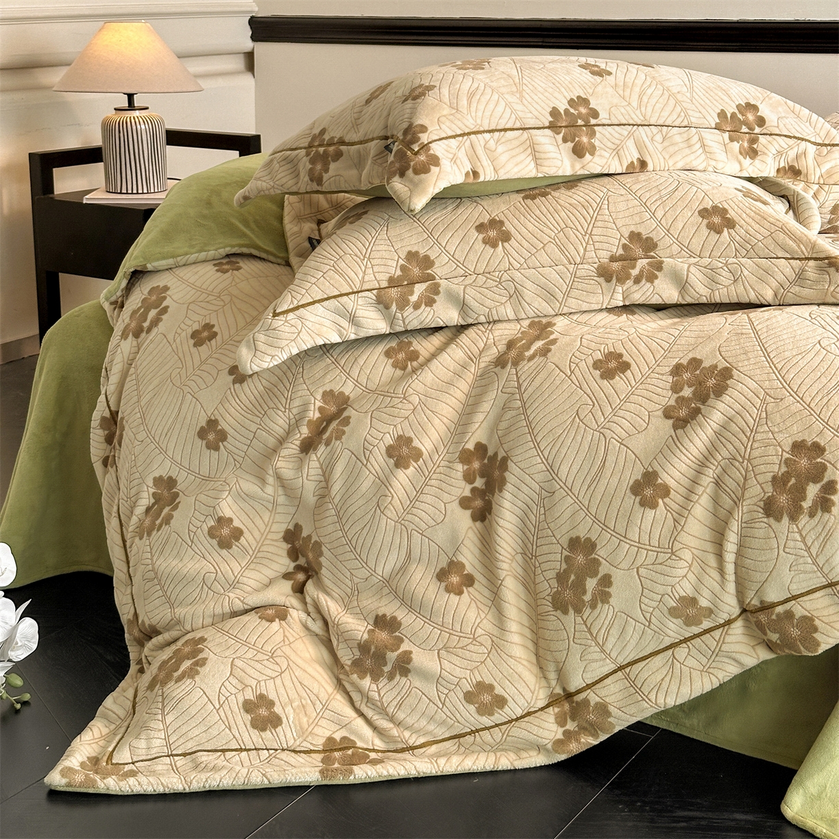 91家纺网 家纺一手货源 找家纺 盛秋家纺 2025新款佩拉着色烂花牛奶绒四件套【简约风格】 清新叶语-浅咖