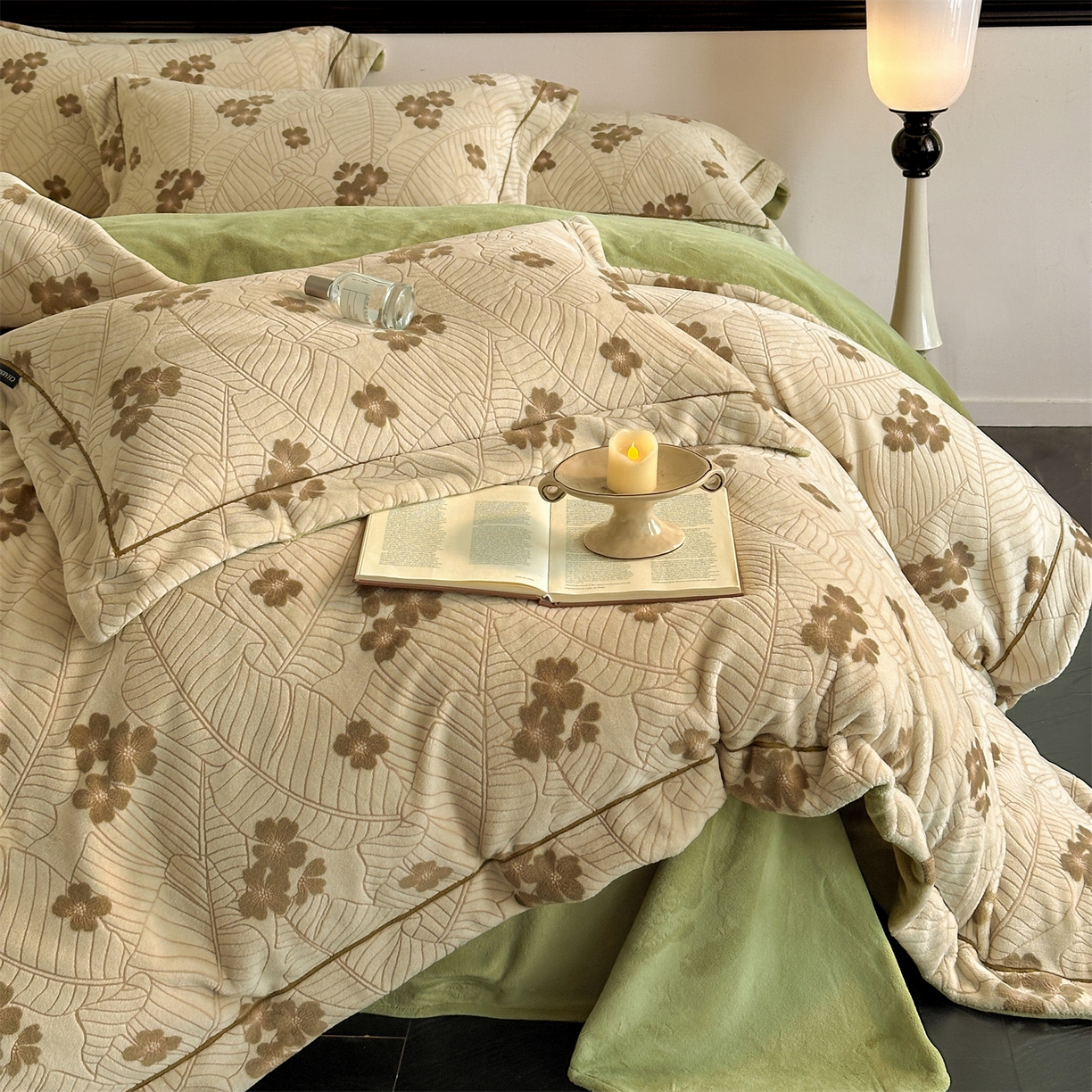 91家纺网 家纺一手货源 找家纺 盛秋家纺 2025新款佩拉着色烂花牛奶绒四件套【简约风格】 清新叶语-浅咖