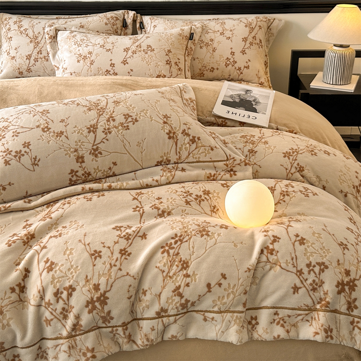 91家纺网 家纺一手货源 找家纺 盛秋家纺 2025新款佩拉着色烂花牛奶绒四件套【简约风格】 山茶花语-咖