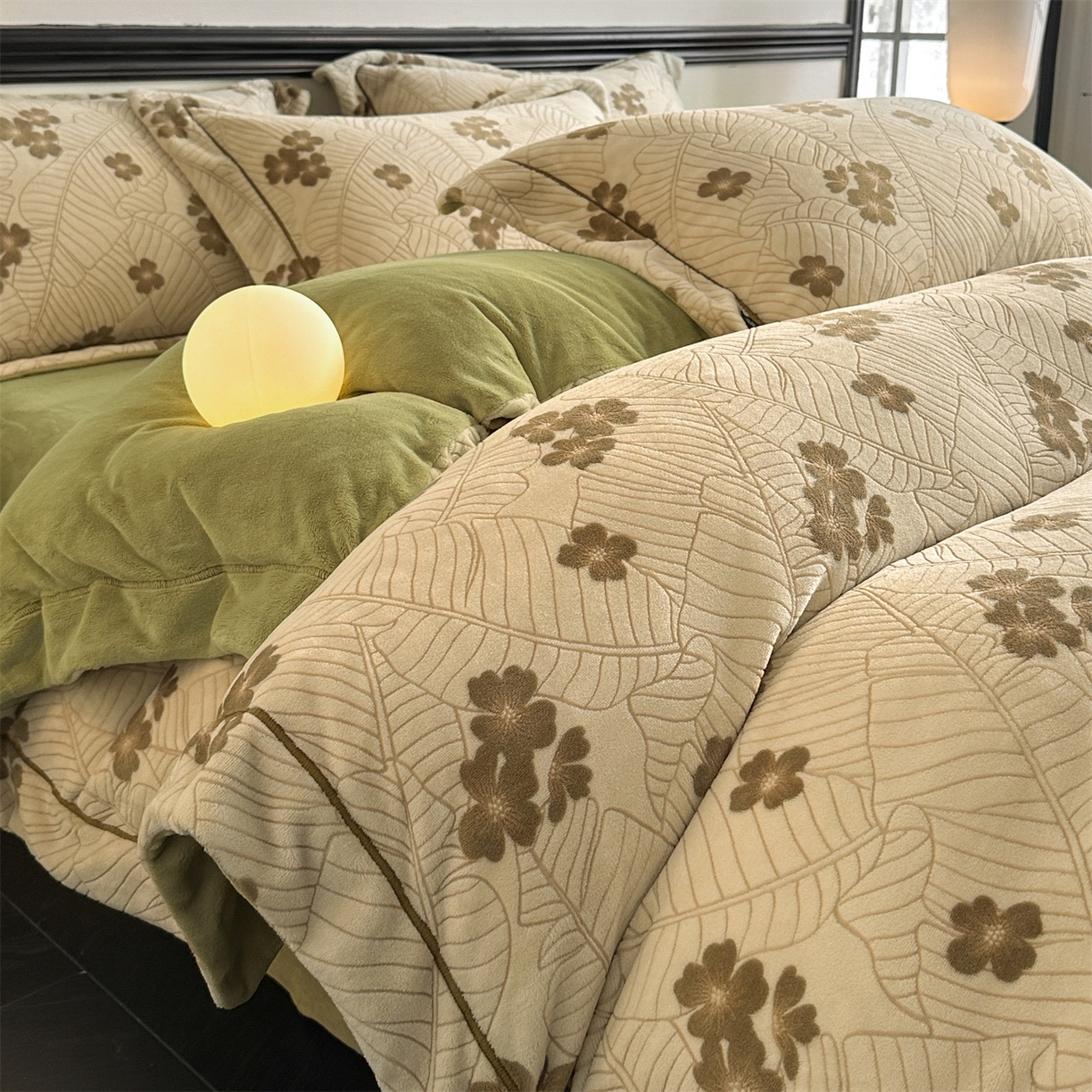 91家纺网 家纺一手货源 找家纺 盛秋家纺 2025新款佩拉着色烂花牛奶绒四件套【简约风格】 清新叶语-浅咖