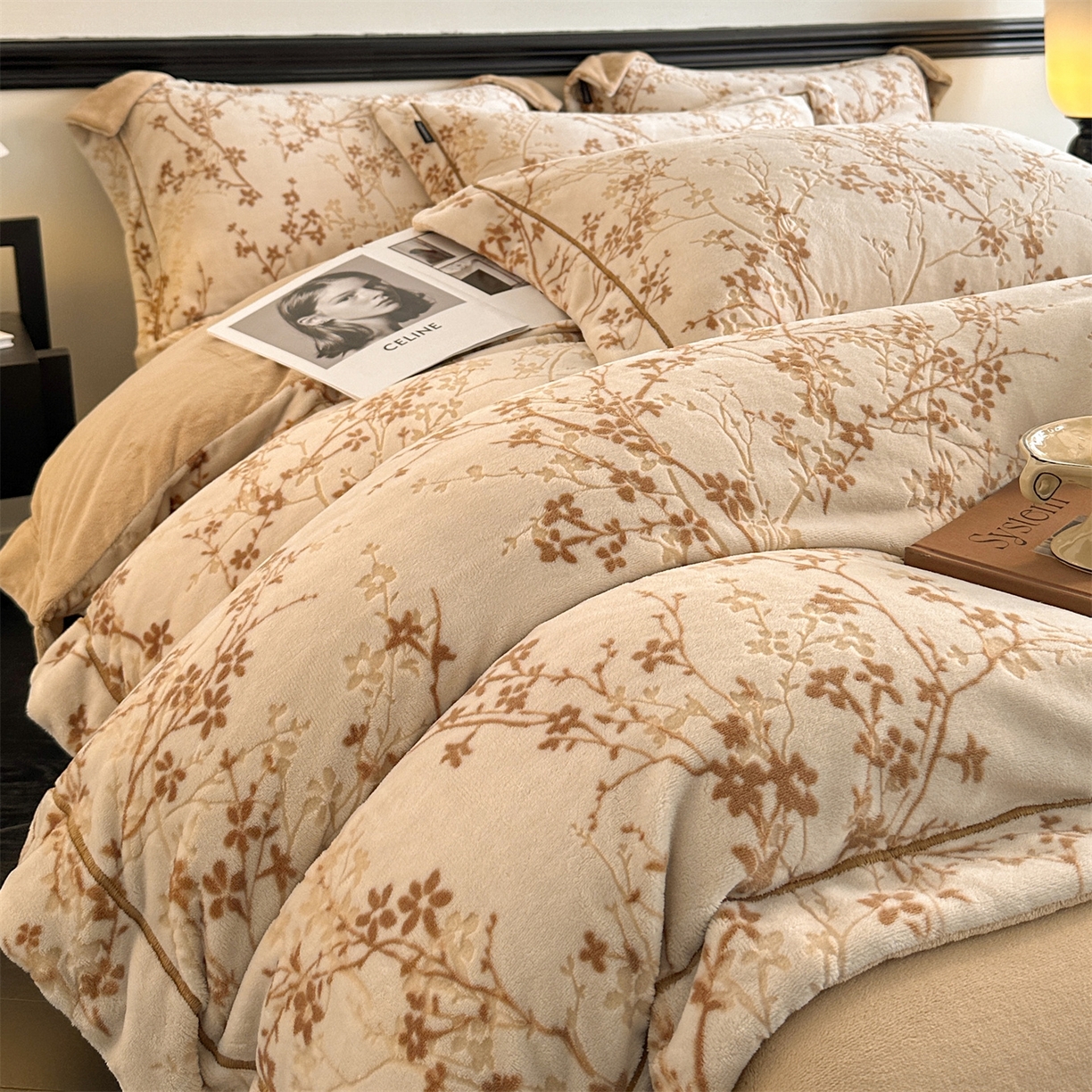 91家纺网 家纺一手货源 找家纺 盛秋家纺 2025新款佩拉着色烂花牛奶绒四件套【简约风格】 山茶花语-咖