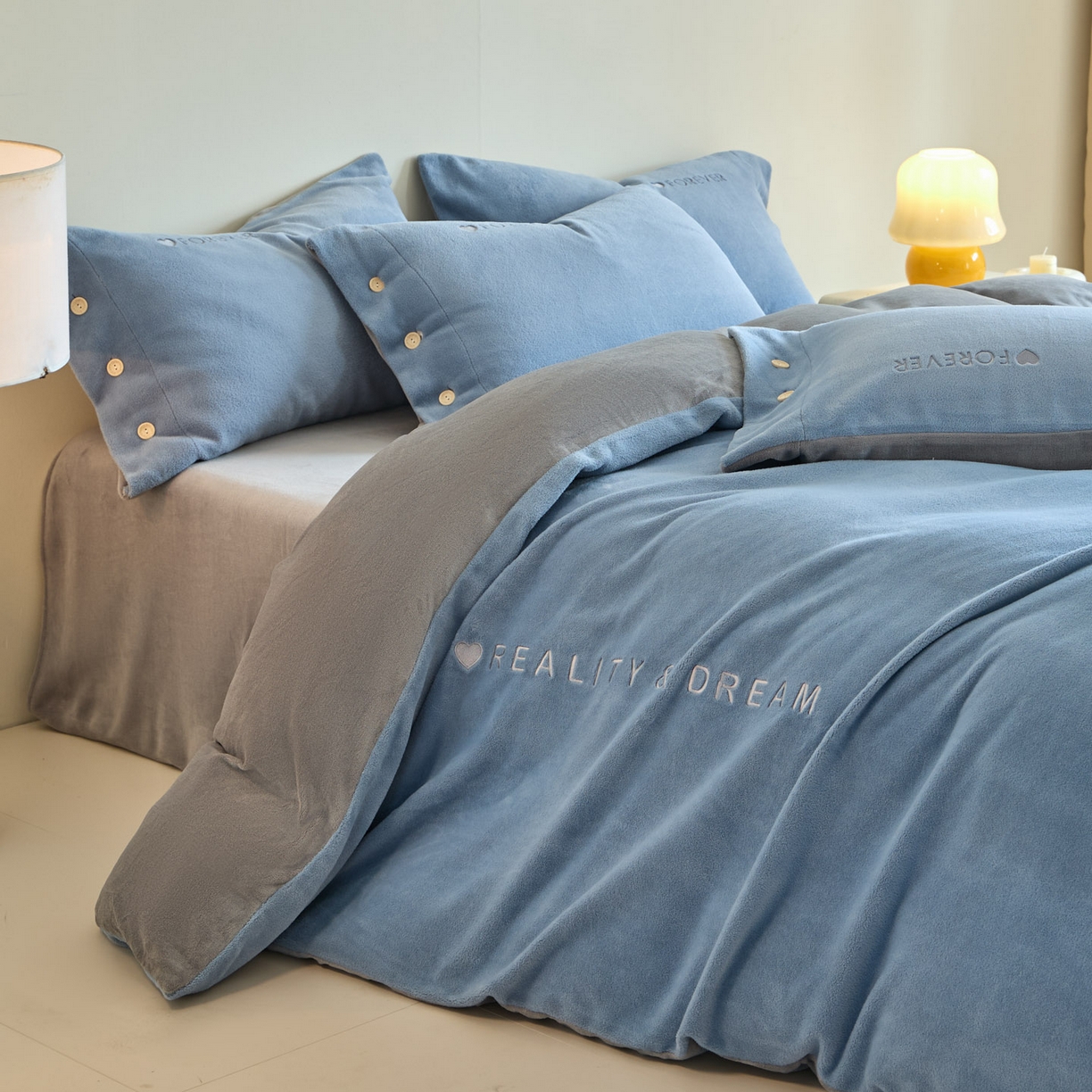 91家纺网 家纺一手货源 找家纺 吾诺家居 2025新款刺绣款羊驼绒云朵系列四件套 湖水蓝-浅灰