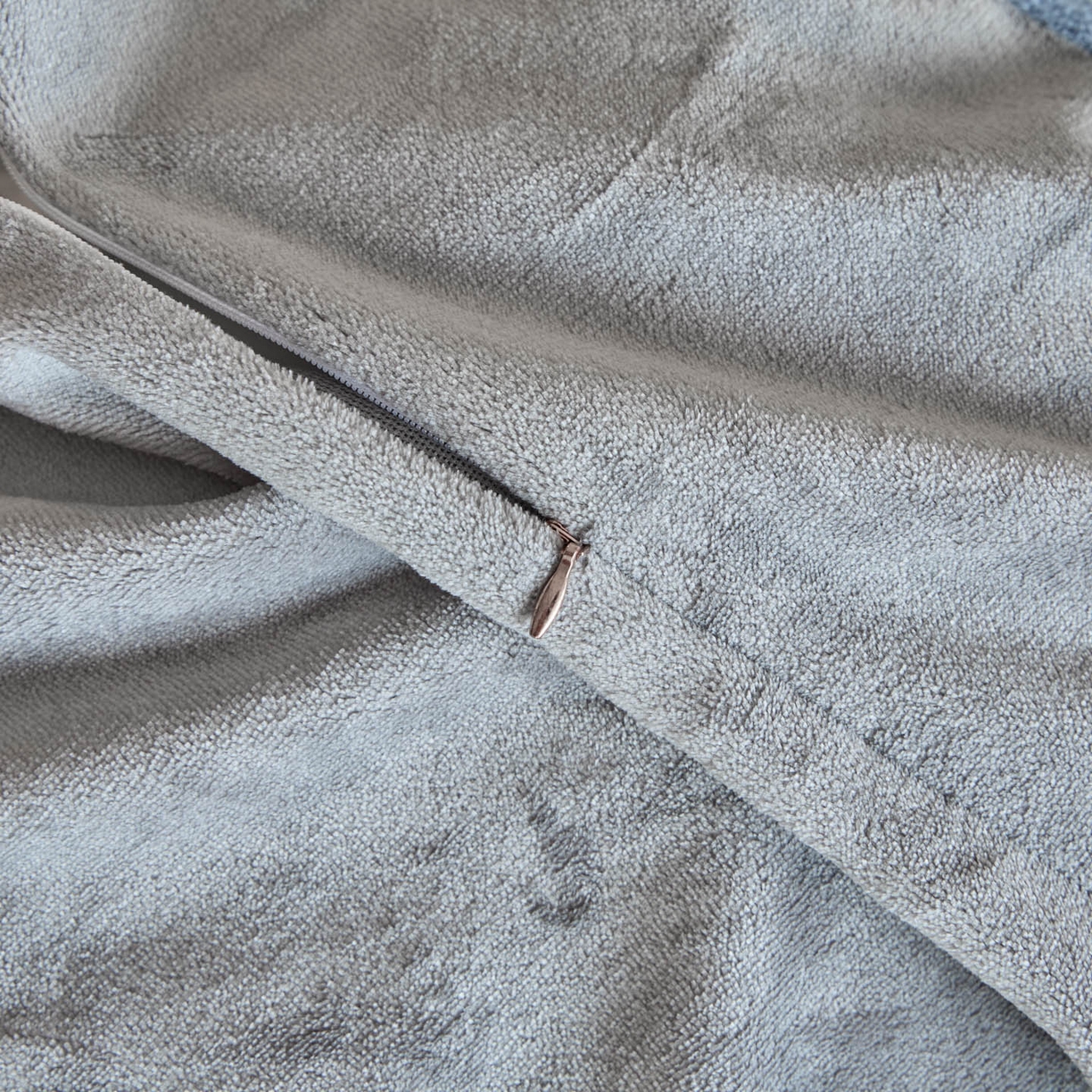 91家纺网 家纺一手货源 找家纺 吾诺家居 2025新款刺绣款羊驼绒云朵系列四件套 湖水蓝-浅灰